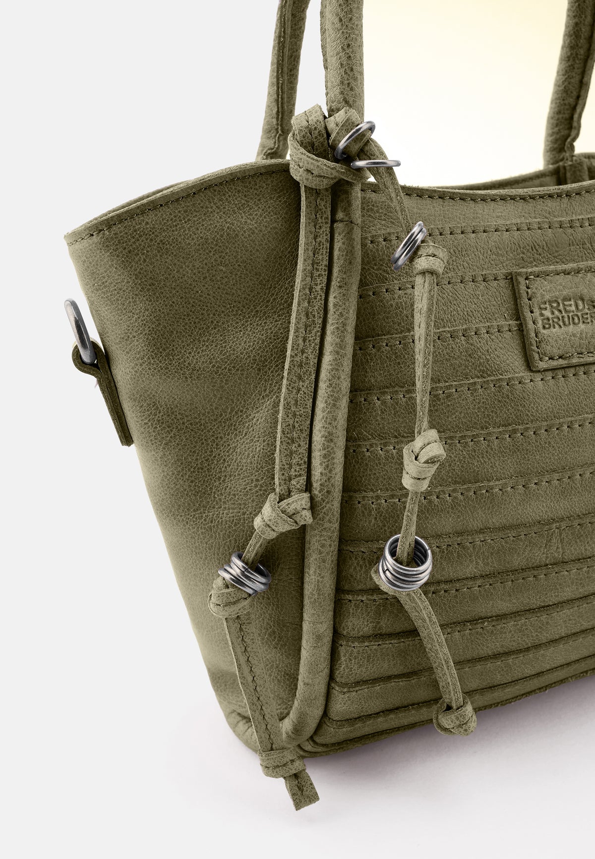 All-In-Layer Handtasche in Olivgrün mit Tragegriffen und Kordelverschluss vorn