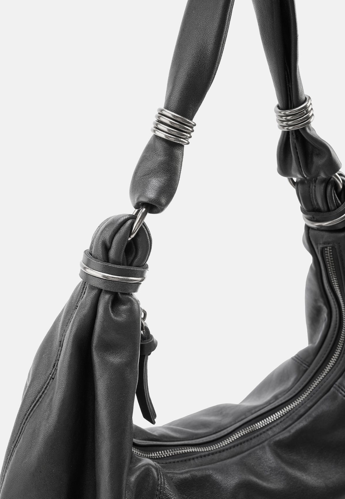 Schultertasche Big Hobo, schwarz, Detail mit Trägerösen und Reißverschlussfach