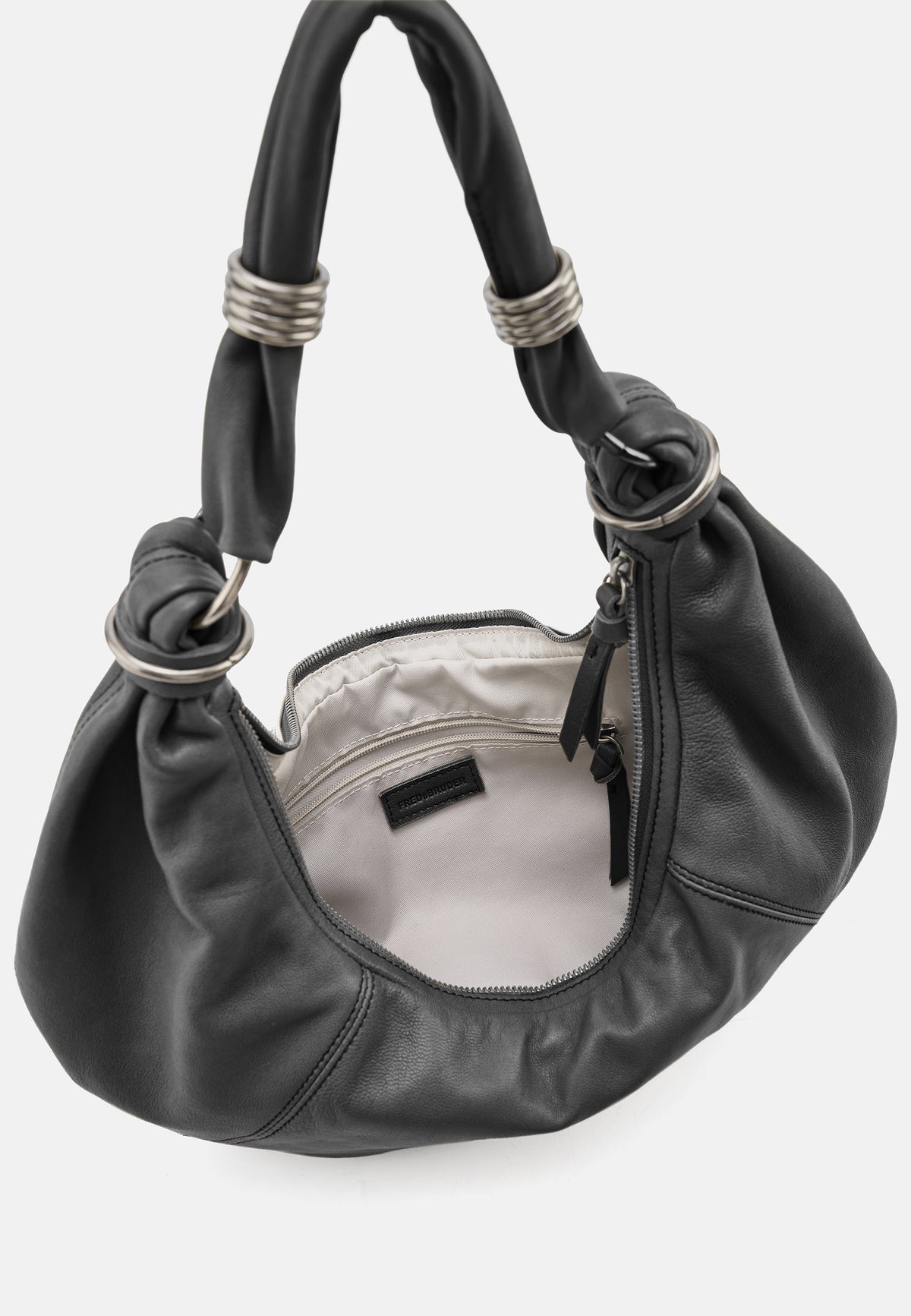 Schwarze Hobo-Tasche mit offenem Innenfach, Reißverschluss und hellem Futter