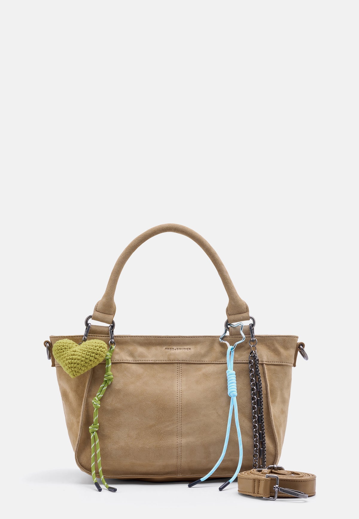 Handtasche aus Wildlederimitat in Taupe mit Henkeln, Reißverschluss und Deko-Anhängern