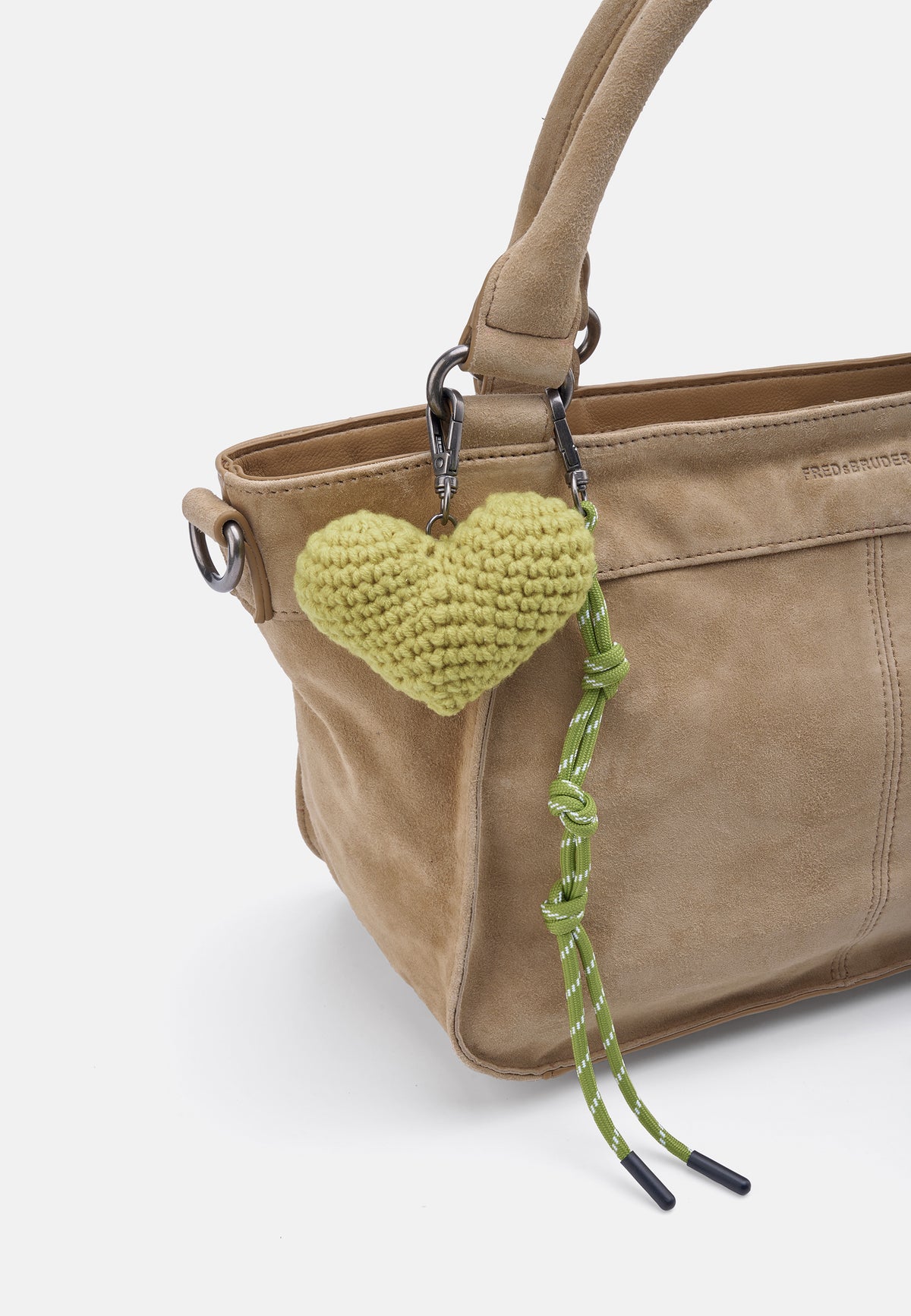 Taupe Handtasche mit Seitendetail, grünem Herz-Anhänger und Kordelquasten