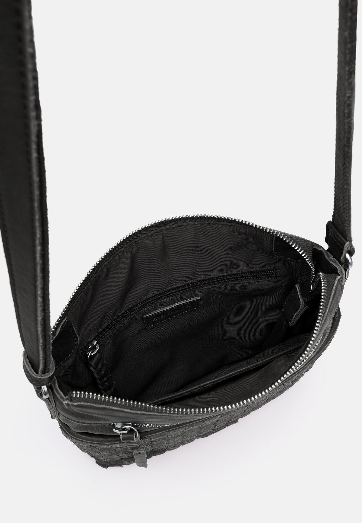 Schwarze Crossbodytasche, geöffnetes Reißverschlussfach innen sichtbar, mit Schulterriemen