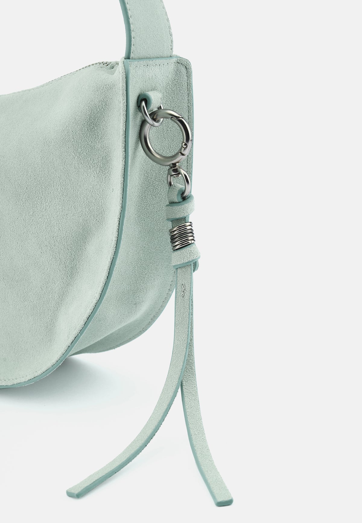 Pastellmintfarbene Schultertasche mit Metallösen, Karabinerhaken und Schnür-/Zugriemen-Anhängern