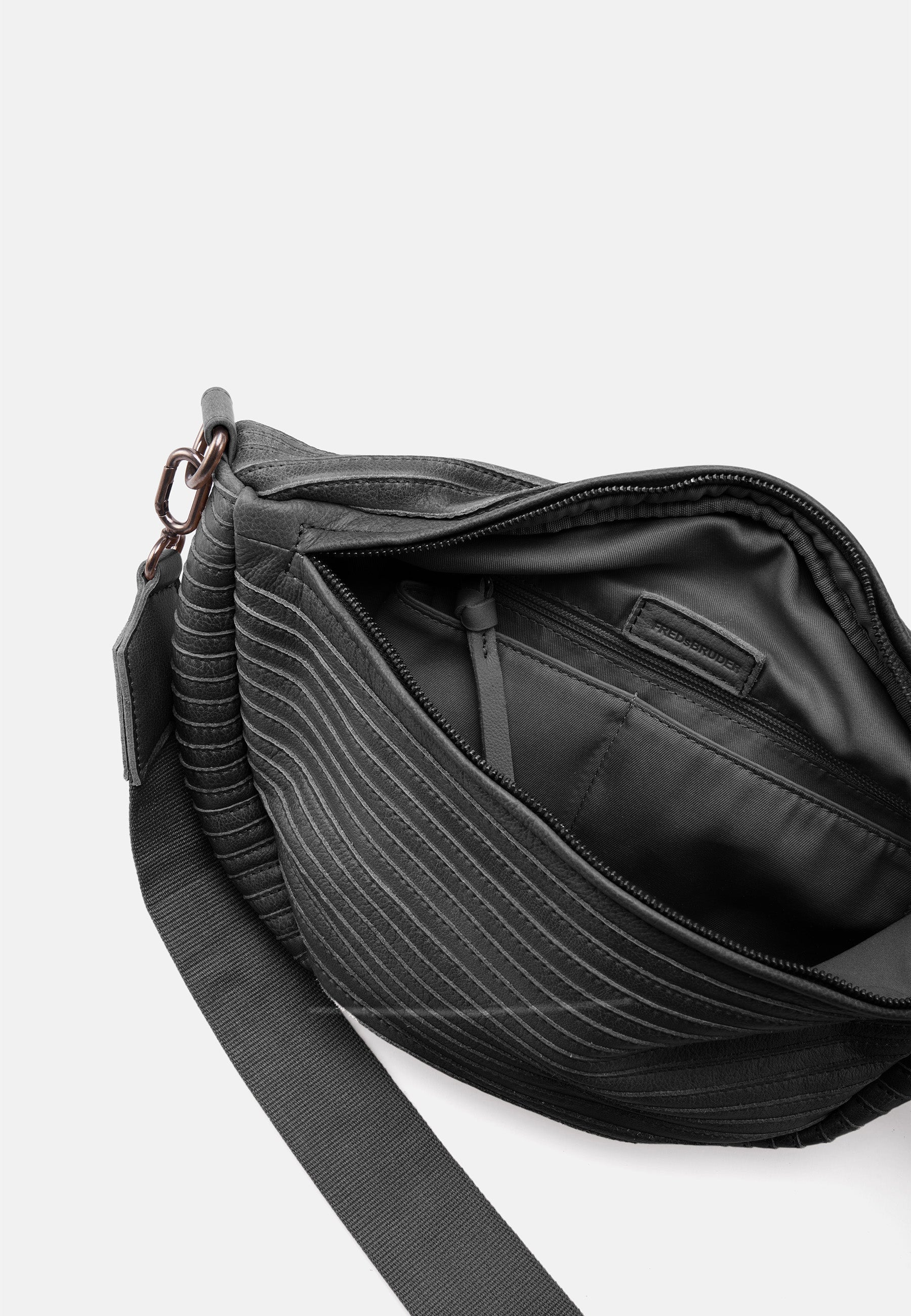 FREDsBRUDER- Bags- Layer Beltbag- black / OS-caramel / OS-dirty stone / OS - Layer BeltbagLayer Liebhaber aufgepasst! Diese Beltbag ergänzt eure Frühlingslooks, ist super bequem und bietet viel Platz für all eure Essentials! Viel Spaß beim Stylen!Details Als Crossbody Bag tragbar Verstellbarer Tragehenkel Silberfarbene Metalldetails Funktionaler Innenraum: Steckfächer und Reißverschlussfach innen Material Handgewachstes Leder Maße Tasche (B x H x T): 38 x 20 x 10 cm Gewicht: 0,665 kg