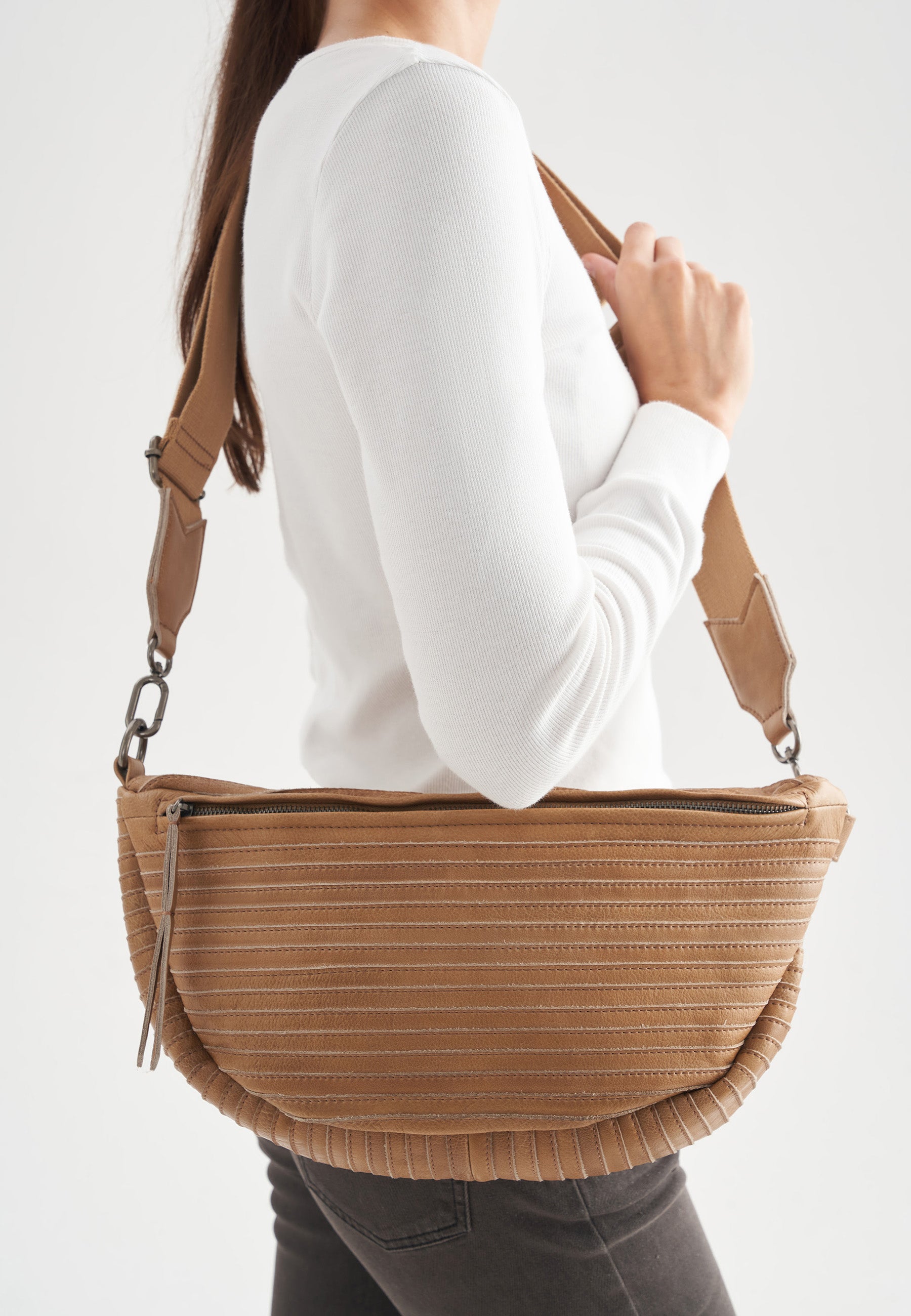 FREDsBRUDER- Bags- Layer Beltbag- black / OS-caramel / OS-dirty stone / OS - Layer BeltbagLayer Liebhaber aufgepasst! Diese Beltbag ergänzt eure Frühlingslooks, ist super bequem und bietet viel Platz für all eure Essentials! Viel Spaß beim Stylen!Details Als Crossbody Bag tragbar Verstellbarer Tragehenkel Silberfarbene Metalldetails Funktionaler Innenraum: Steckfächer und Reißverschlussfach innen Material Handgewachstes Leder Maße Tasche (B x H x T): 38 x 20 x 10 cm Gewicht: 0,665 kg