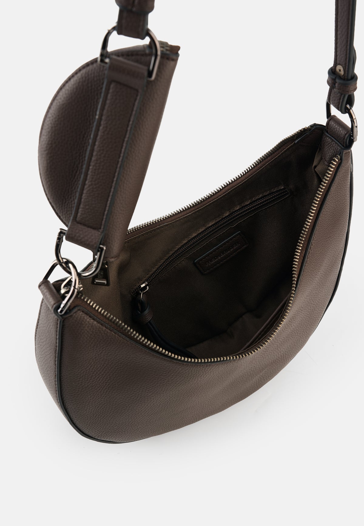 Dunkelbraune Crossbody-Tasche geöffnet, Reißverschluss und Innensteckfach sichtbar