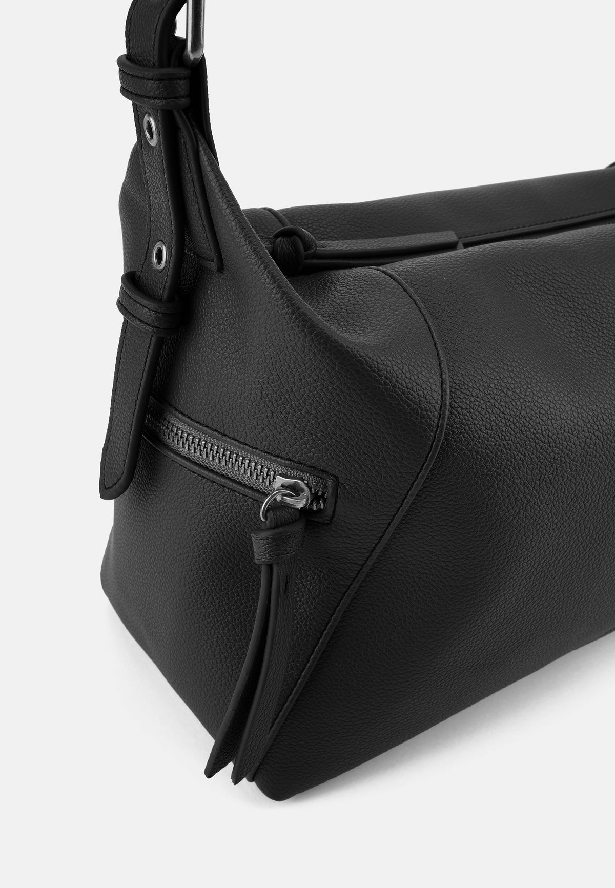 Schultertasche aus Lederimitat in Schwarz, seitliche Ansicht mit Reißverschluss und Quaste