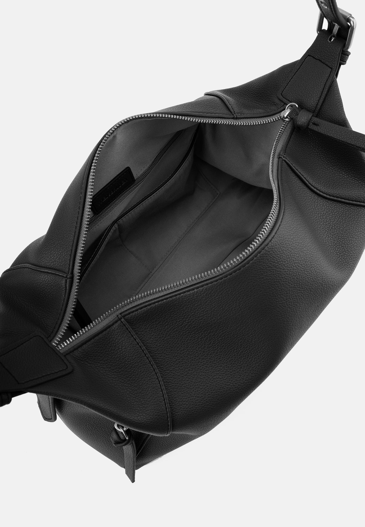 Schultertasche aus Lederimitat in Schwarz, seitliche Öffnung mit Reißverschluss und Innenfutter