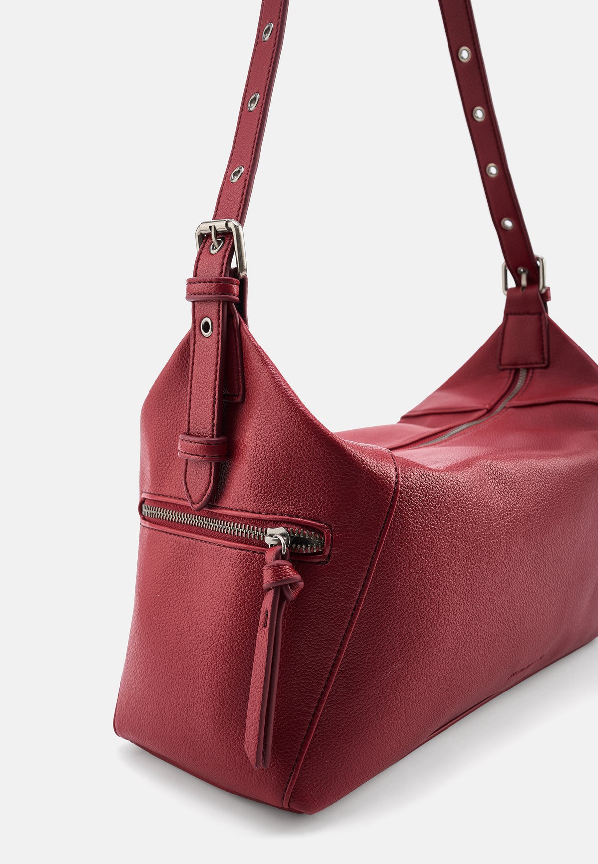 Schultertasche aus Lederimitat in Bordeauxrot, Detail am Riemen und seitlicher Zipper-Tasche