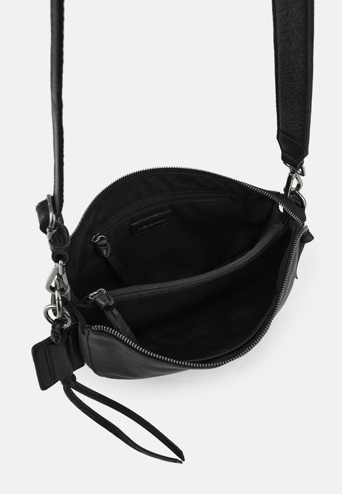 Schwarze Halbmond-Schultertasche mit Reißverschlussöffnung und sichtbarem Innenfach.