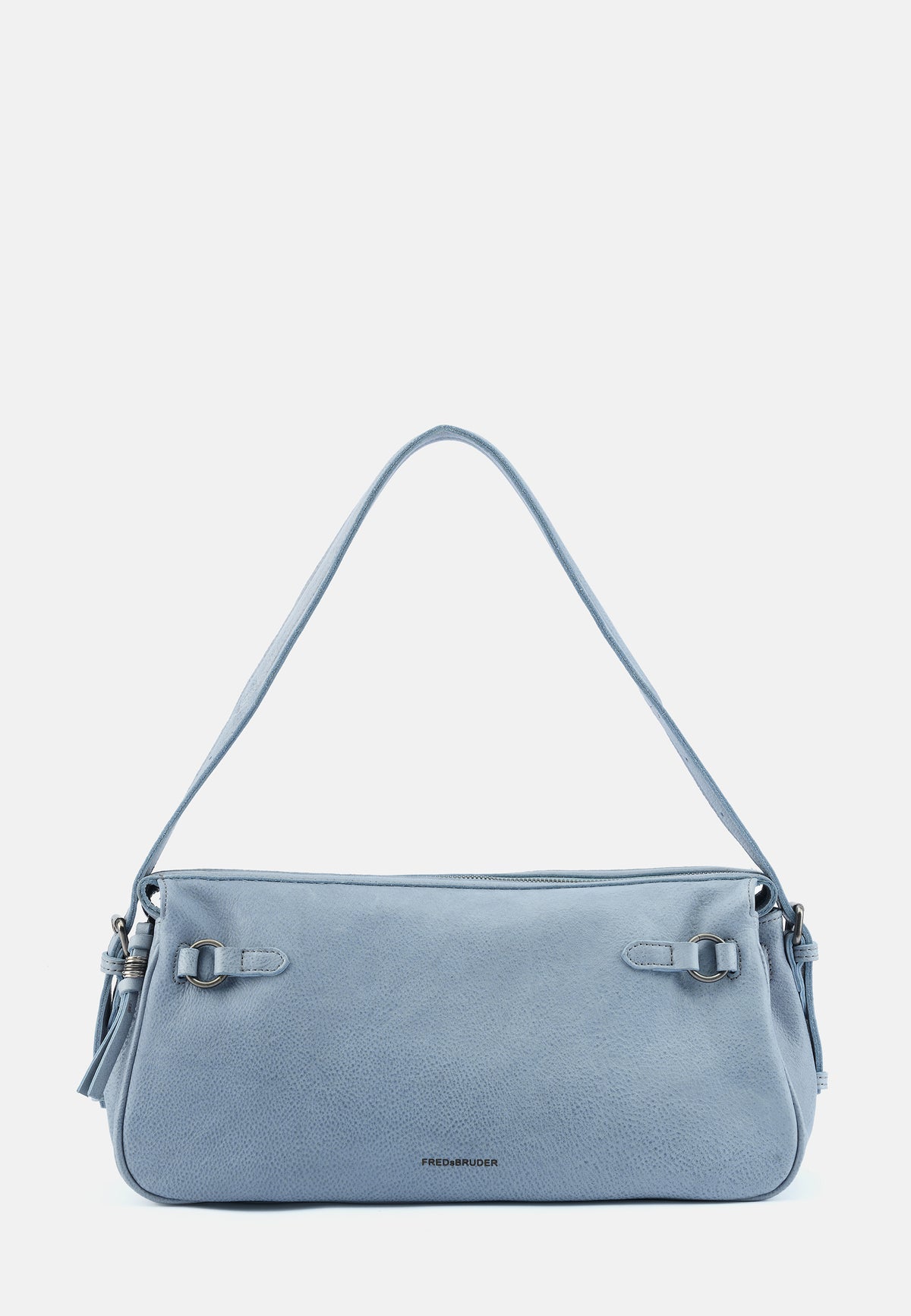 Hellblaue Schultertasche mit kurzem Henkel, Schnallenverschluss und Quasten an den Seiten.