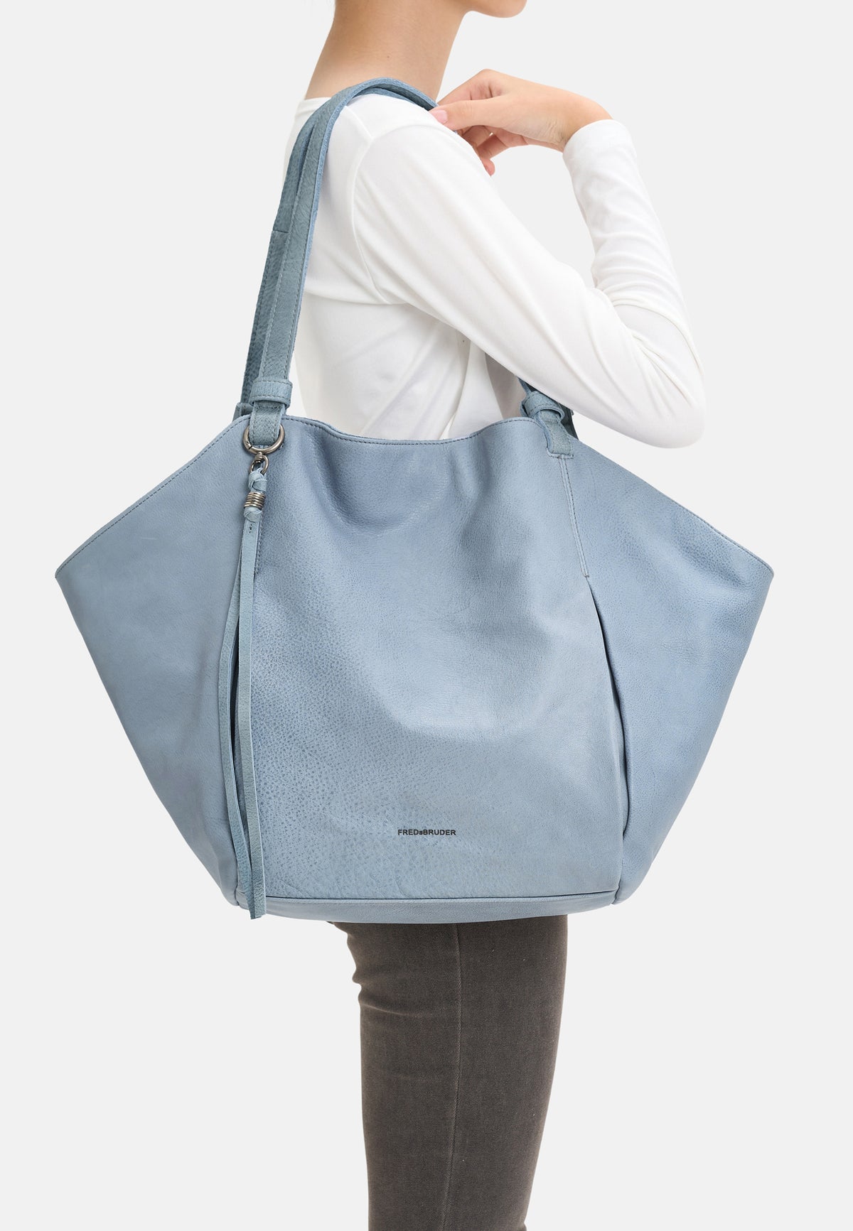 Hellblaue Shopper-Tasche mit breiten Henkeln und langem Schulterriemen