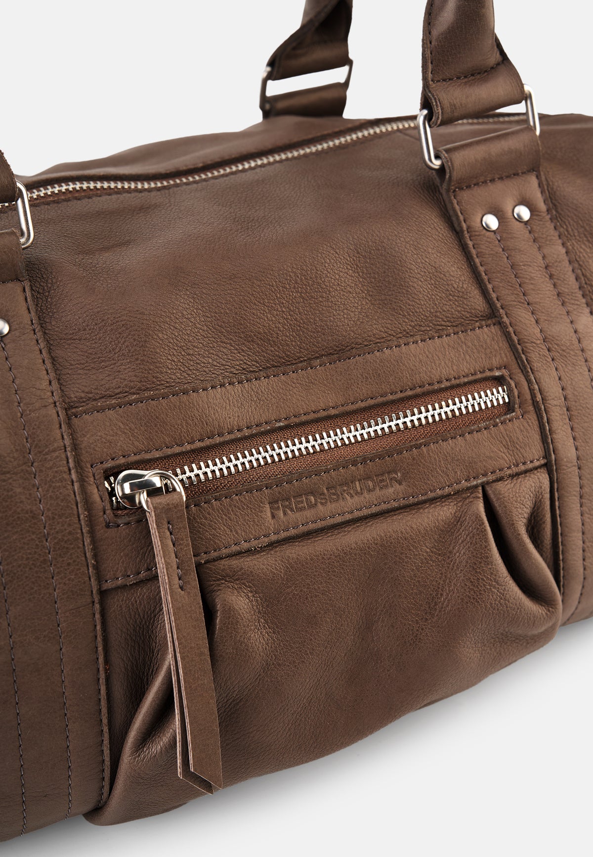 Schultertasche Pocket Play, dunkelbraunes Frontfach mit Reißverschluss und Label