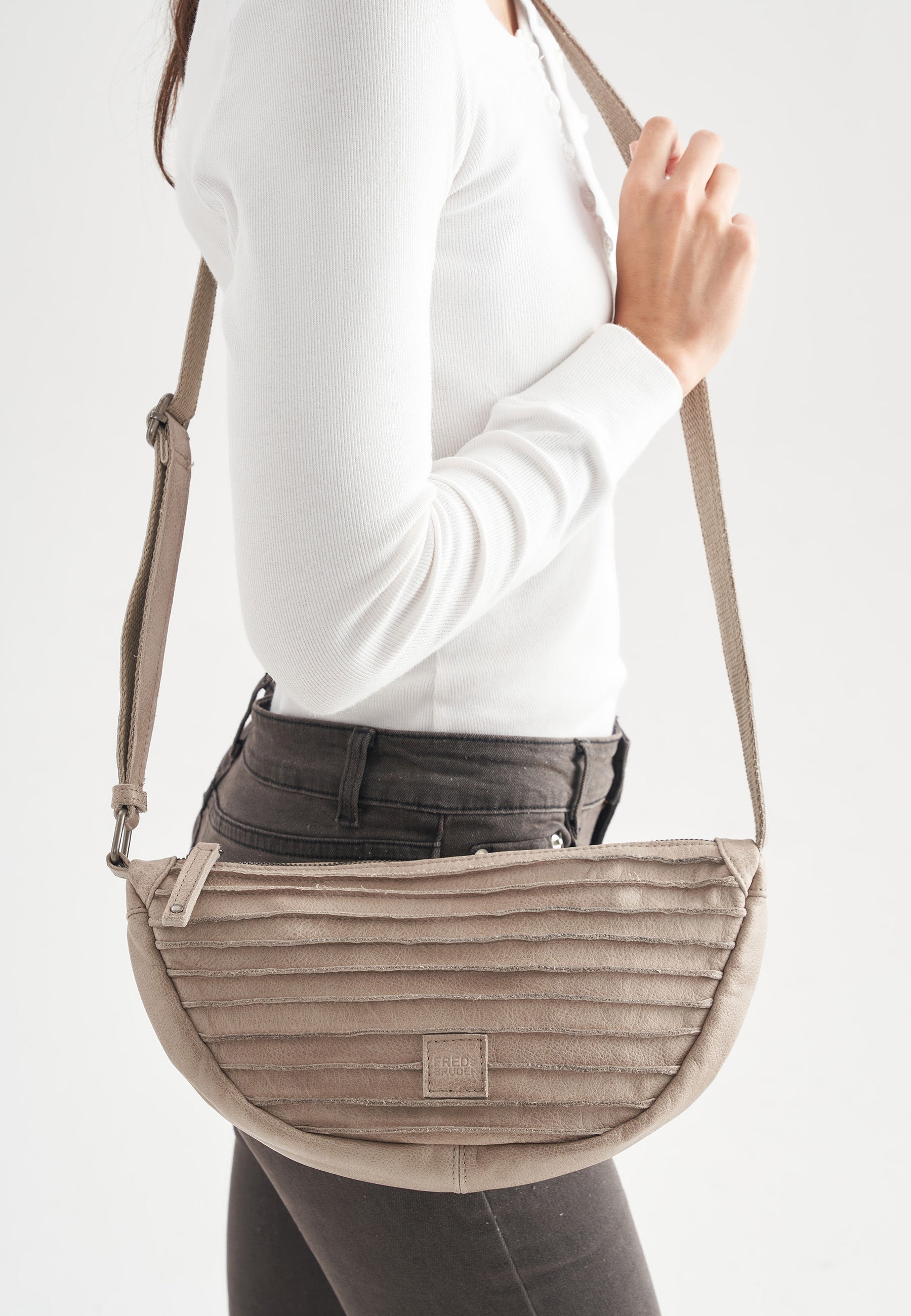 FREDsBRUDER- Handtaschen>Damen>Ledertaschen>Halbmond Taschen- Riffel Halfmoon Bag- black / OS-caramel / OS-sky blue / OS-lavender / OS