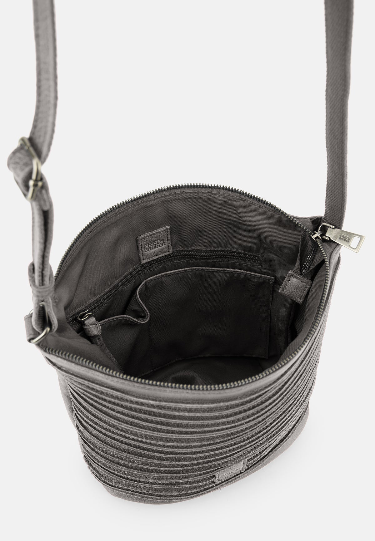 Riffelinchen Schultertasche, grau, offene Innenseite mit Reißverschlussfach und Schulterriemen