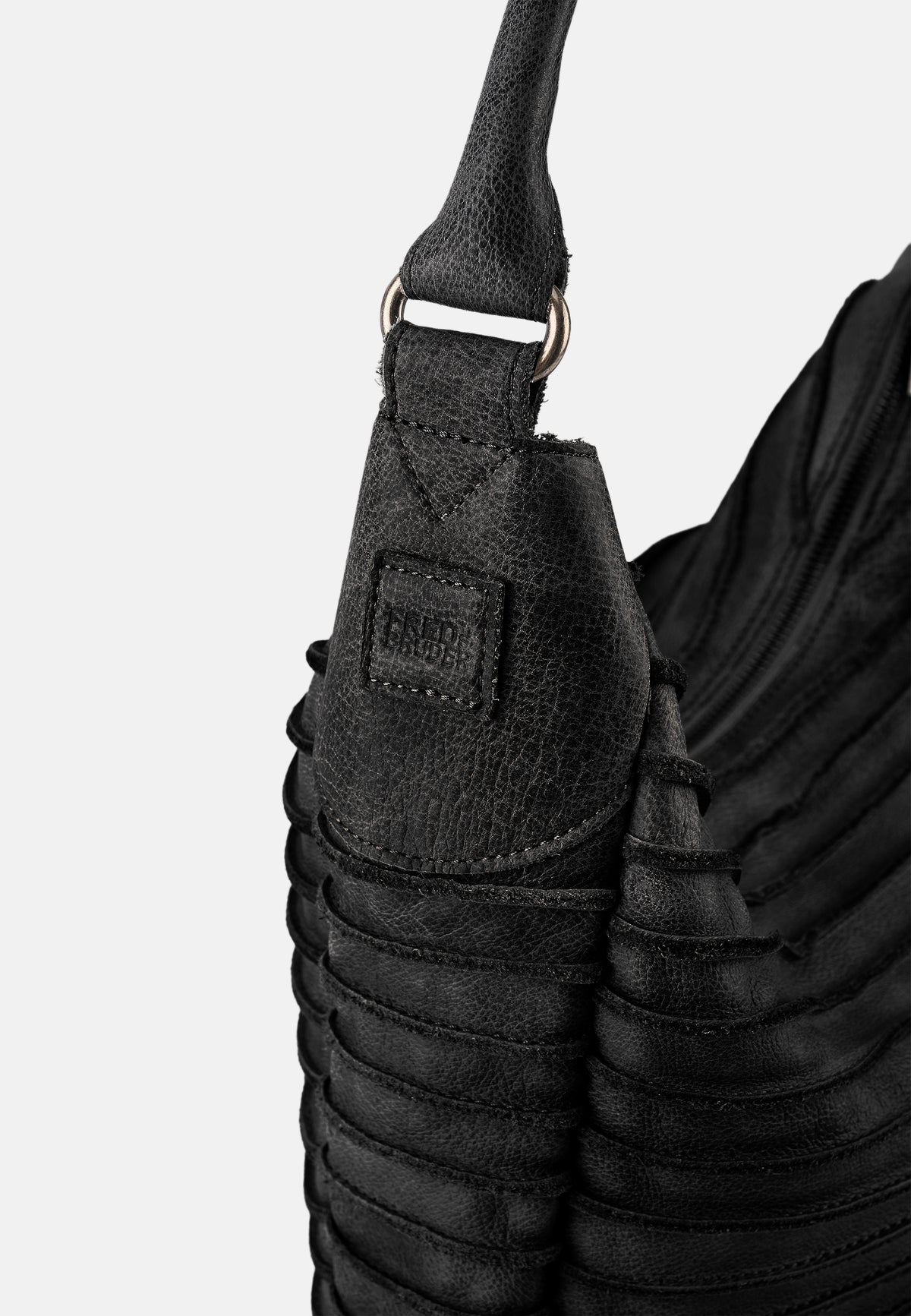 Riffeltier S Detail: schwarze Hobo-Handtasche mit Lasche, Schnalle und Riffelnähten