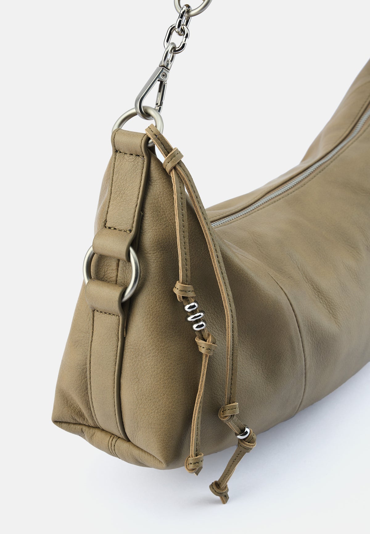 Große Schultertasche in Khaki mit Kordelzug, sichtbarer Naht und Metallkette
