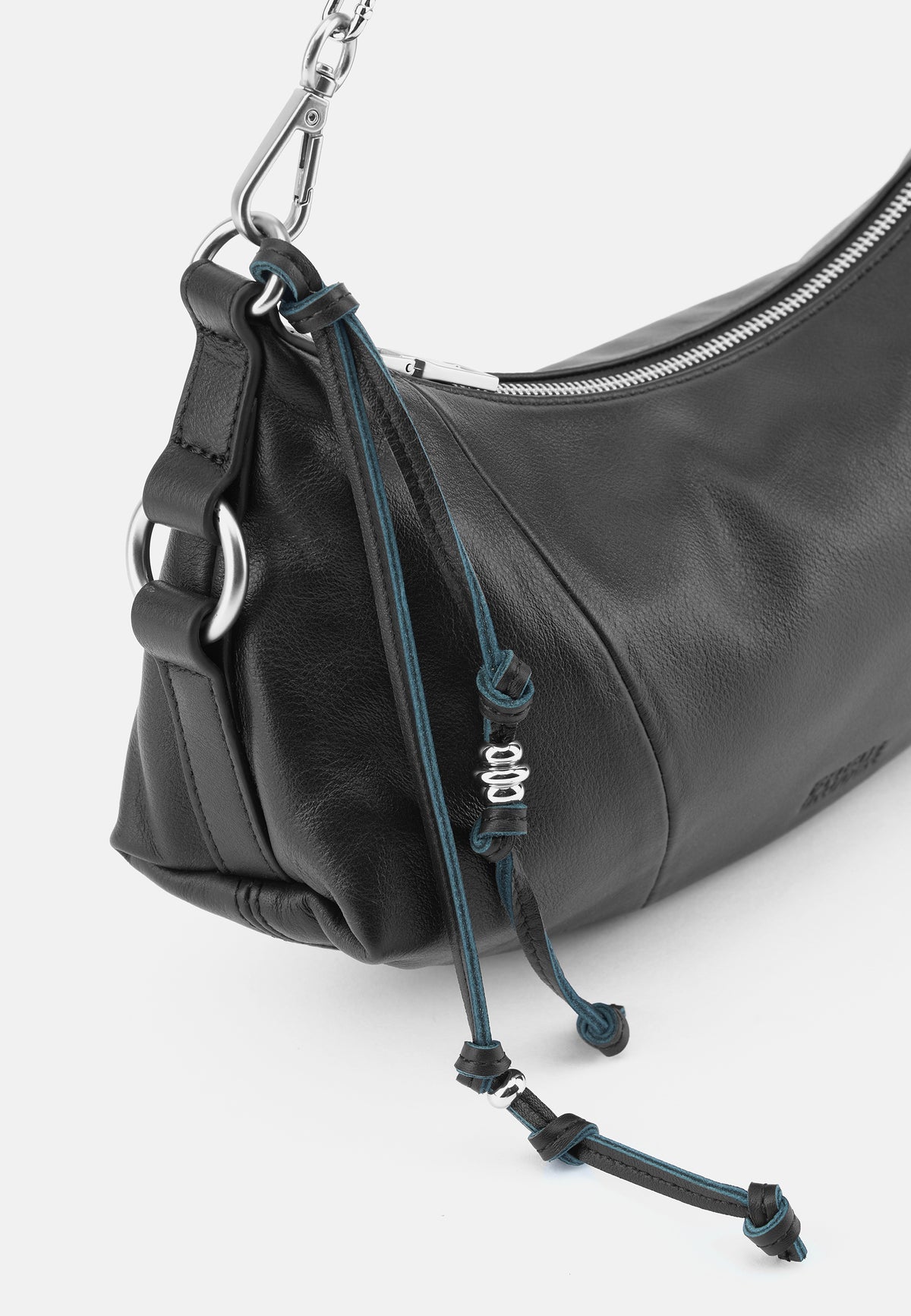 Detailaufnahme Schultertasche schwarz: Reißverschluss, Ösen und verstellbarer Kordelriemen