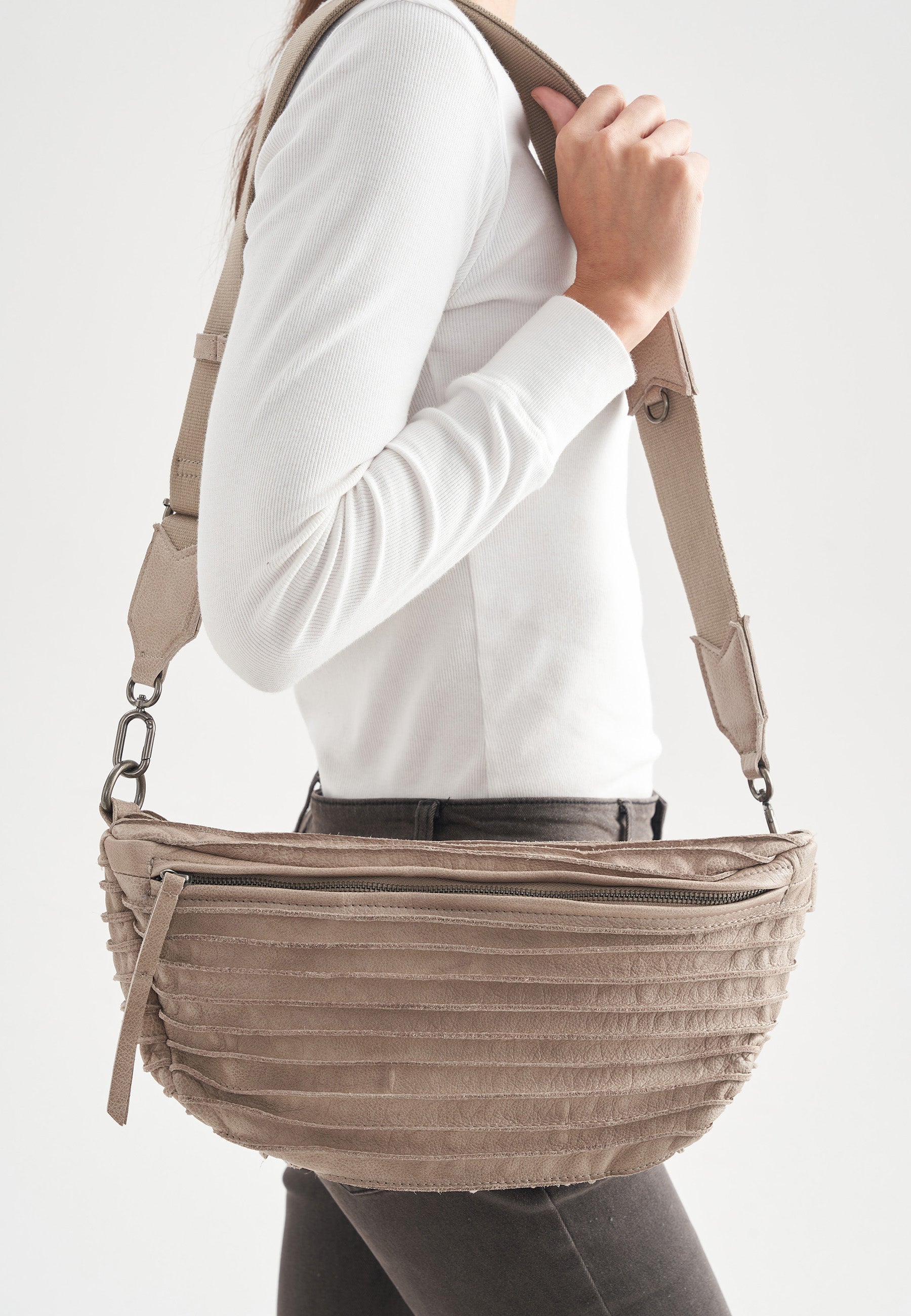 FREDsBRUDER- Handtaschen>Damen>Ledertaschen>Gürteltaschen- Riffel Beltbag- black / OS-caramel / OS-dirty stone / OS-sky blue / OS-lavender / OS-powder rose / OS