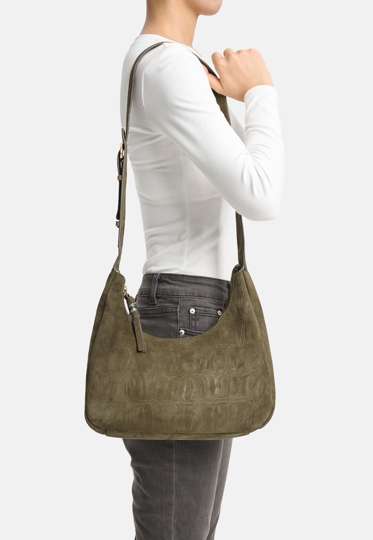 Midi-Hobo-Tasche aus Veloursleder in Khaki/Olive mit Reißverschluss und Schultergurt am Modell
