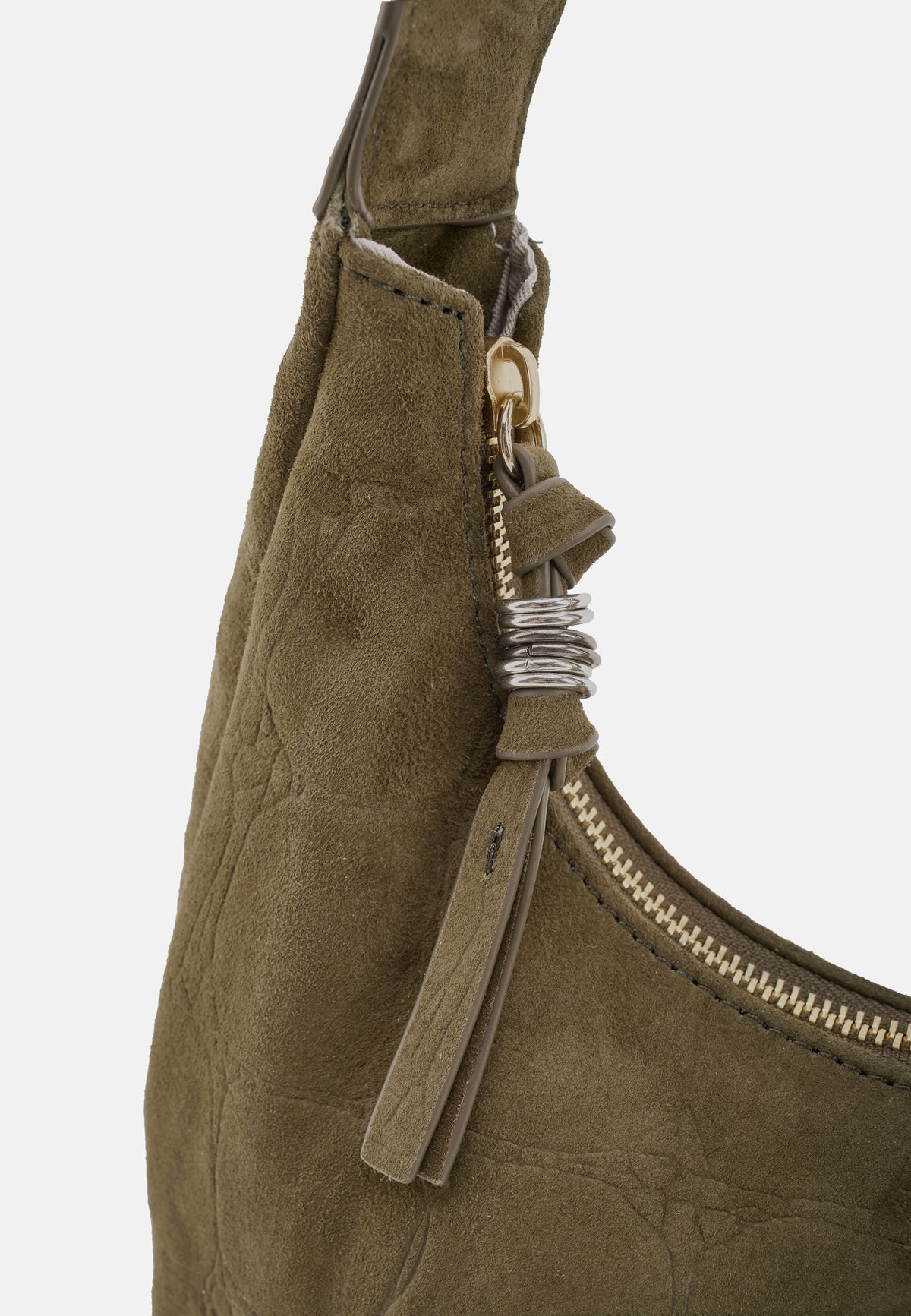 Detailansicht: Quaste, Ketten-Charme und Reißverschluss an der Midi-Hobo-Tasche