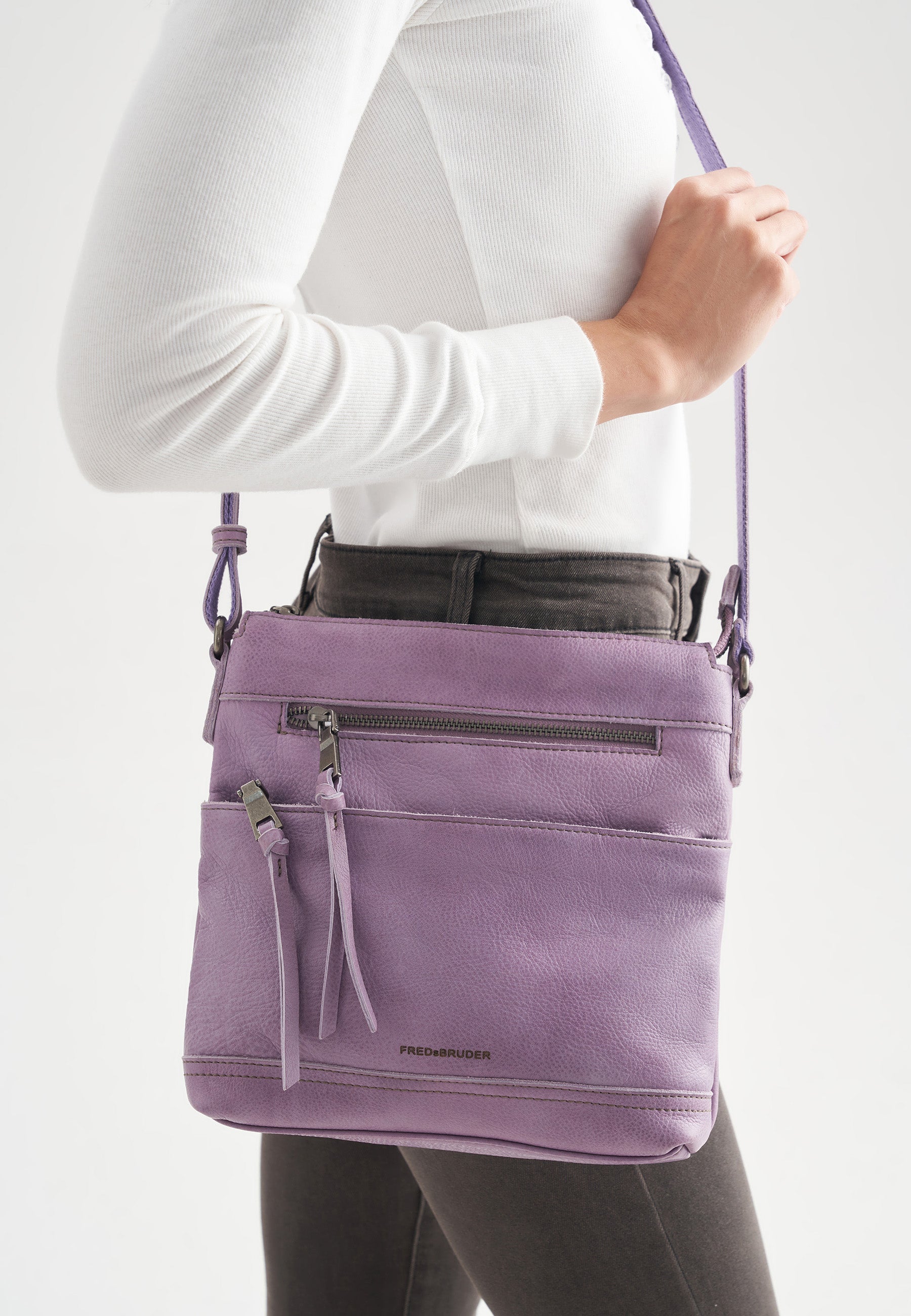 FREDsBRUDER- Handtaschen>Damen>Ledertaschen>Umhängetasche>Tasche mit Reißverschluss- My Old Friend Crossbag With Front Zipper- black / OS-caramel / OS-cactus / OS-sky blue / OS-lavender / OS