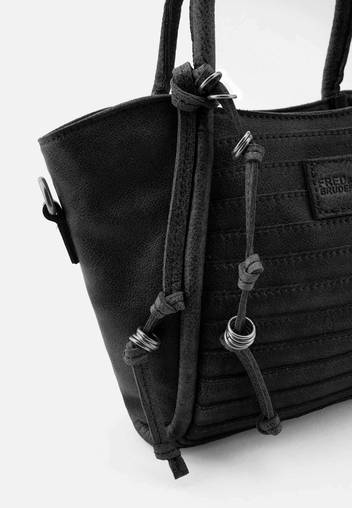 Schwarze Handtasche mit Frontfalten, Kordel-Details und Markenlabel am Reißverschlussbereich