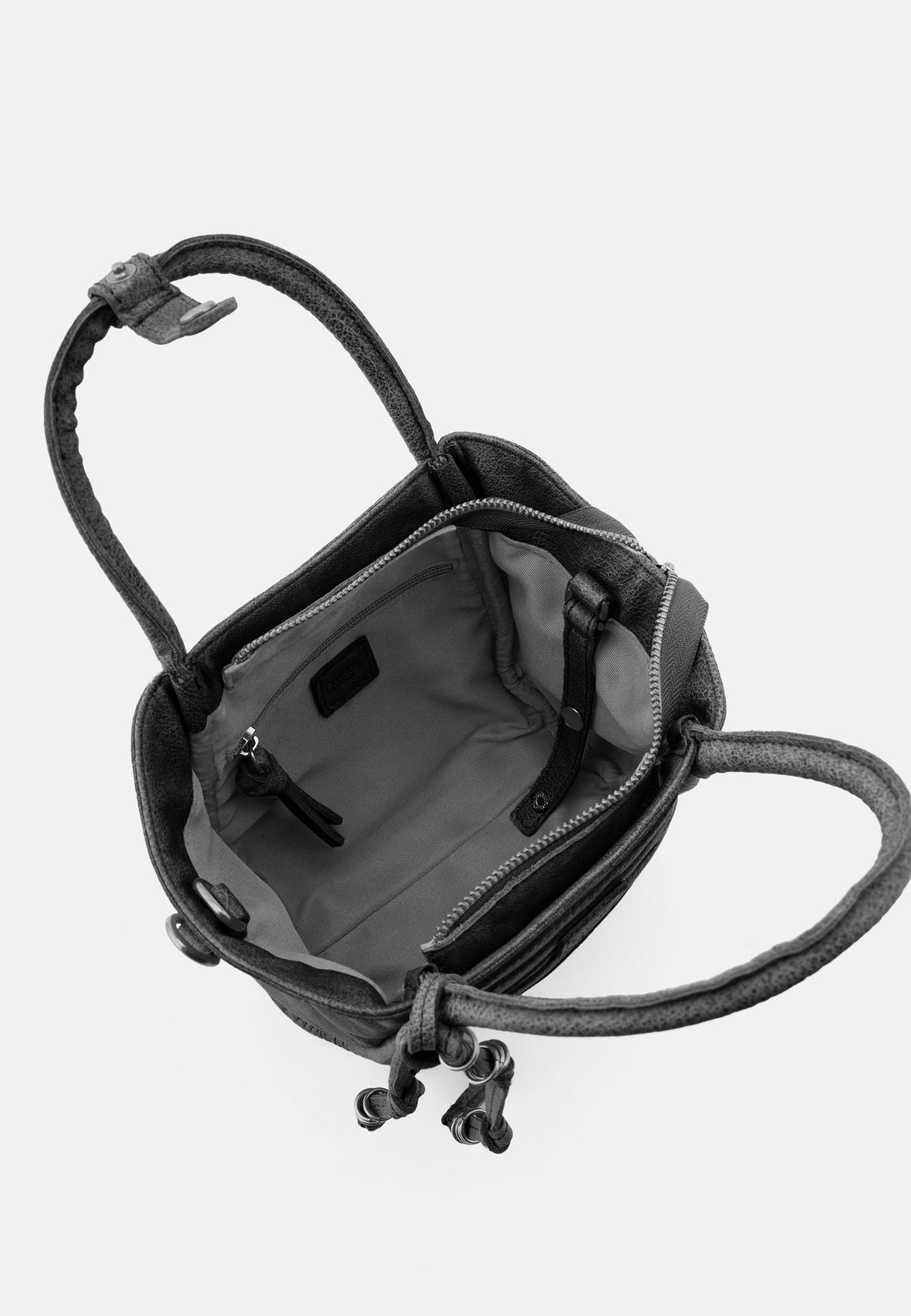 Schwarze Tote-Handtasche innen offen, sichtbares Innenfach und Reißverschluss