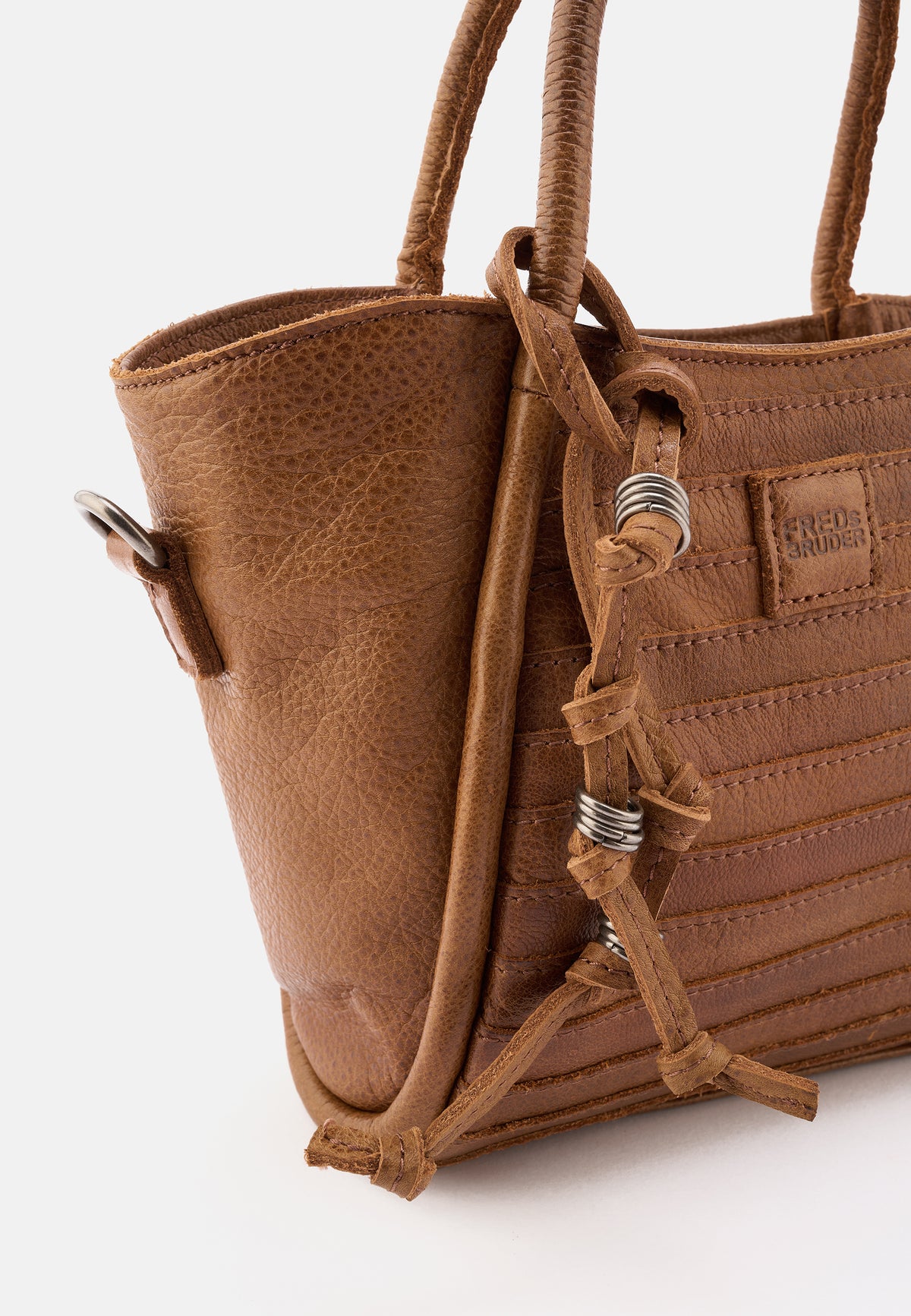 Hellbraune Handtasche mit Kordel-Detail, Frontfalten und Metallringen am Seitenbereich