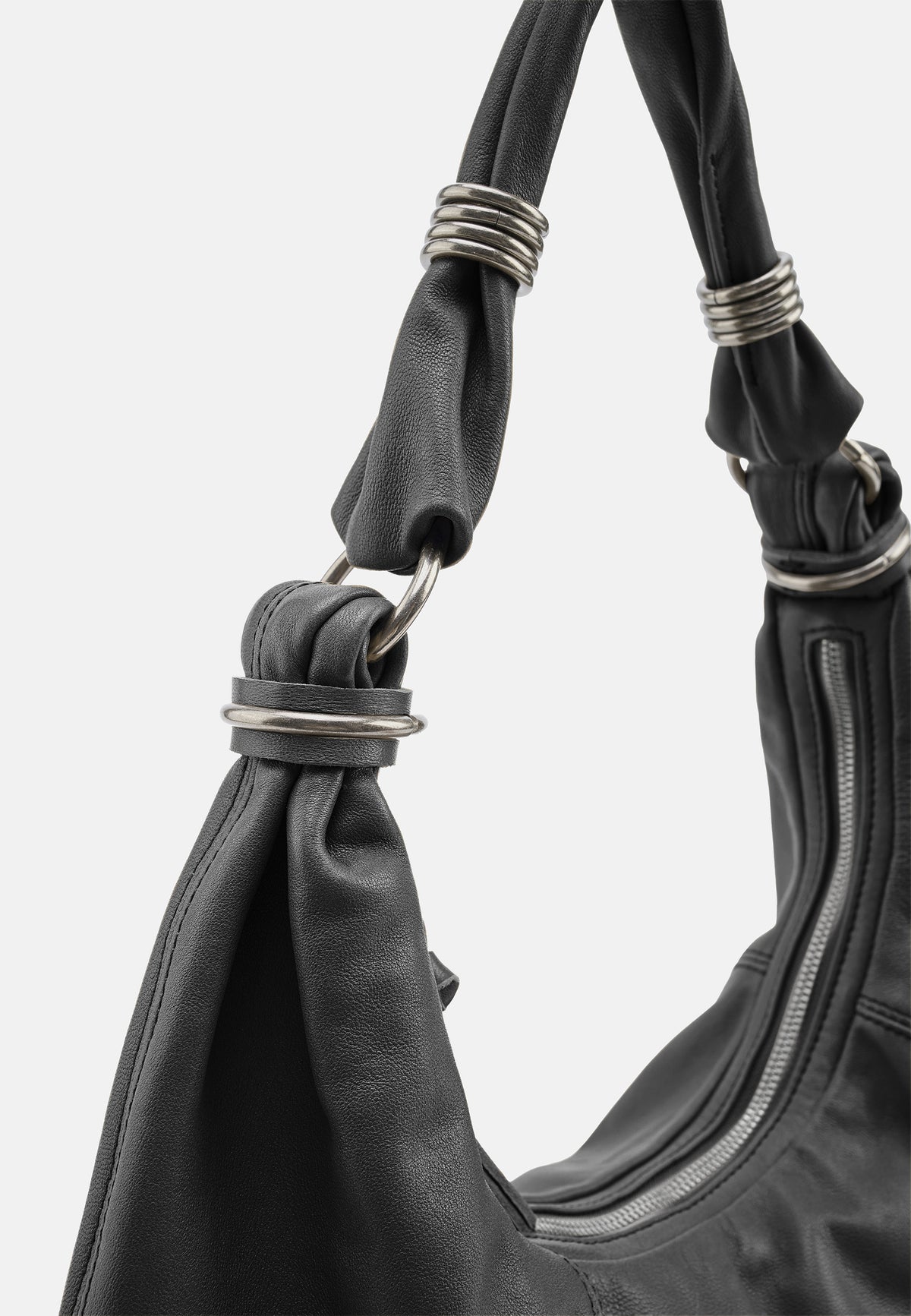 Schwarze Hobo-Tasche: Griffdetail mit Ringösen und Reißverschluss-Innenseite