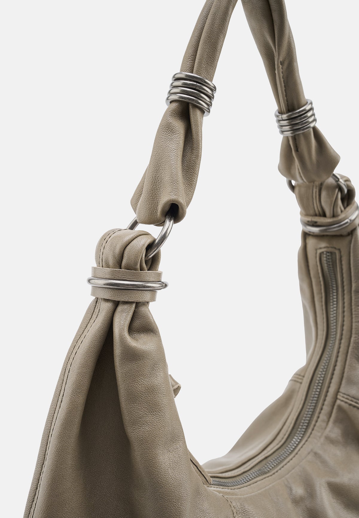Matschiges Khaki Hobo-Tasche: Griffdetail mit Ringösen und Reißverschluss-Innenseite