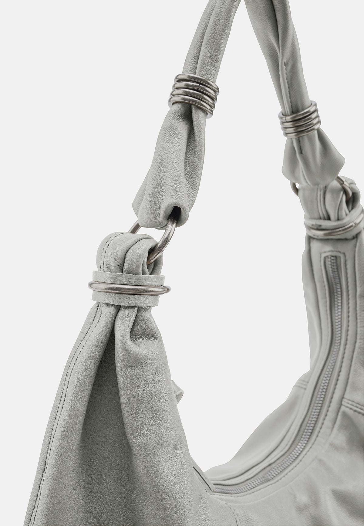 Hellgraue Hobo-Tasche, Detail: Trageriemen mit Knoten und Naht