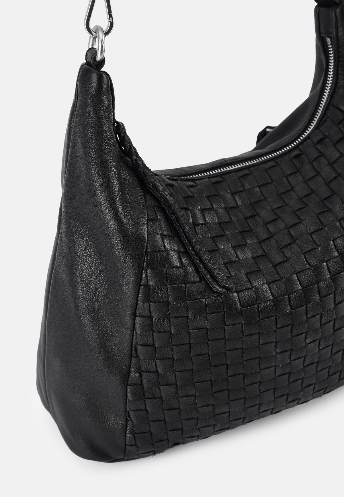 Nahaufnahme Hobo-Tasche, schwarzes Flechtmuster am Korpus und seitlicher Schieberriemen