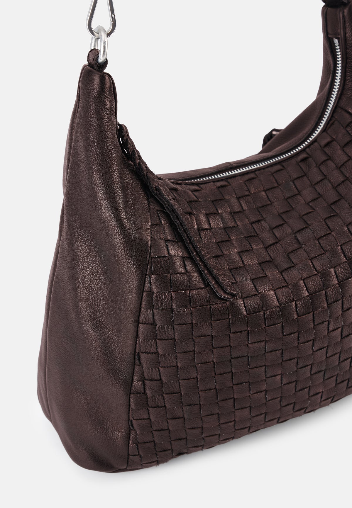 Nahaufnahme Hobo-Tasche, Deep Sandalwood, geflochtenes Muster und abgerundete Frontkante