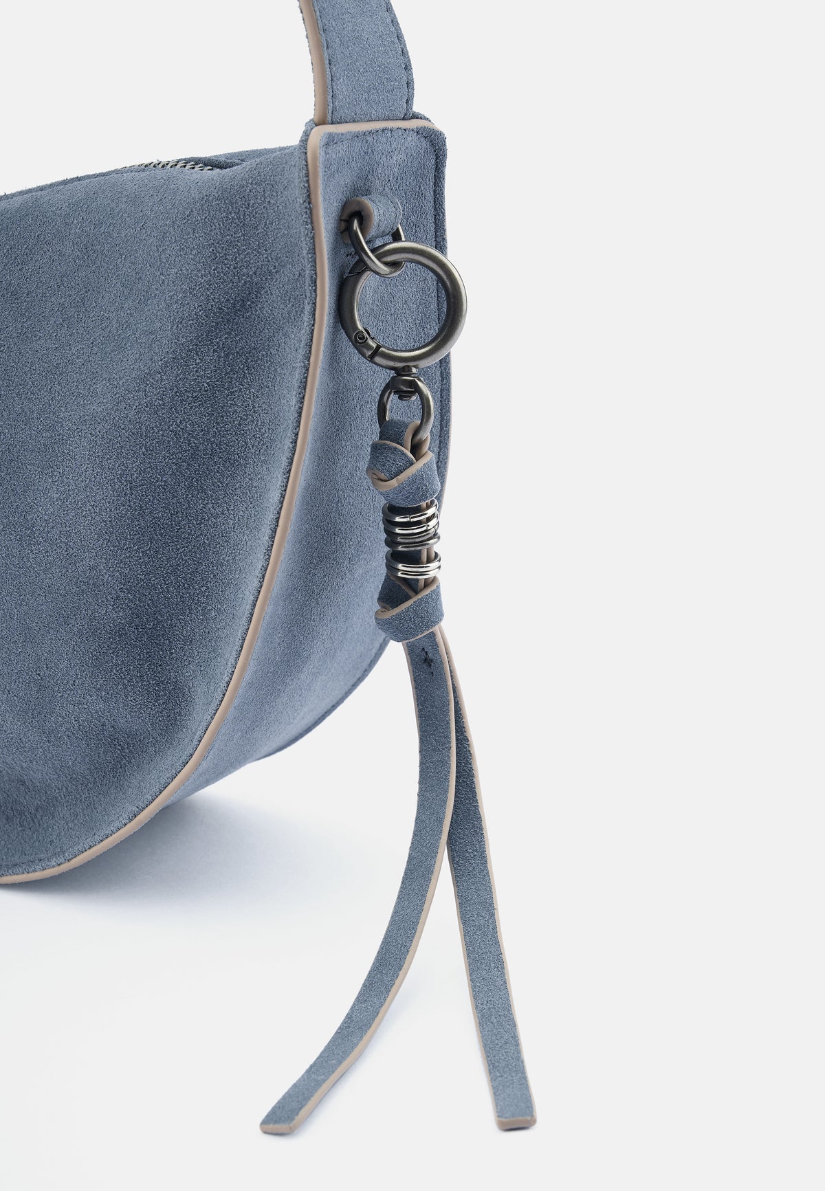 Denimblaue Schultertasche mit Metallring, Federclip und dekorativen Lederbändern am Riemen