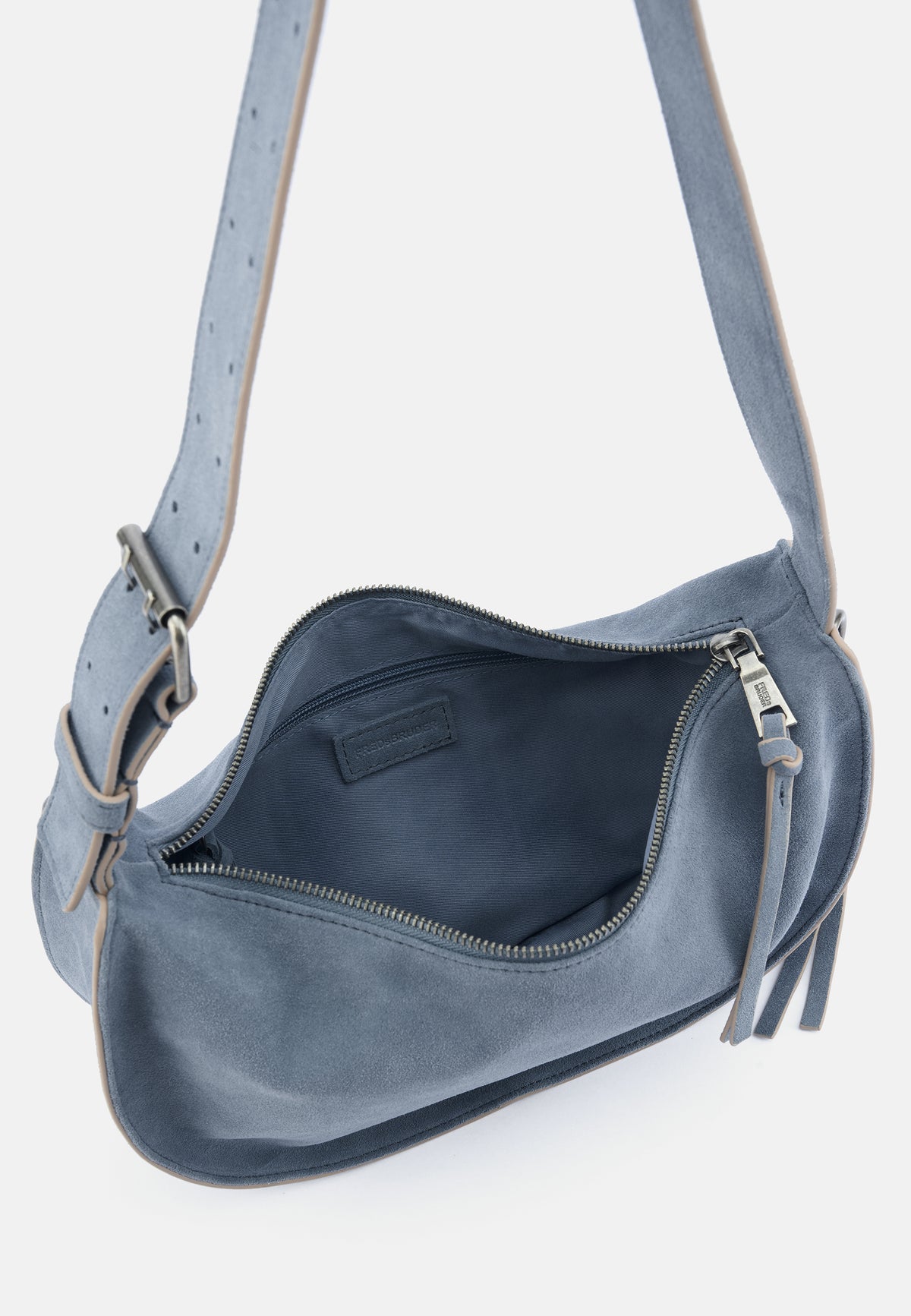 Denimblaue Schultertasche mit Reißverschlussfach vorne, abgerundete Form und Fransen-Anhängern