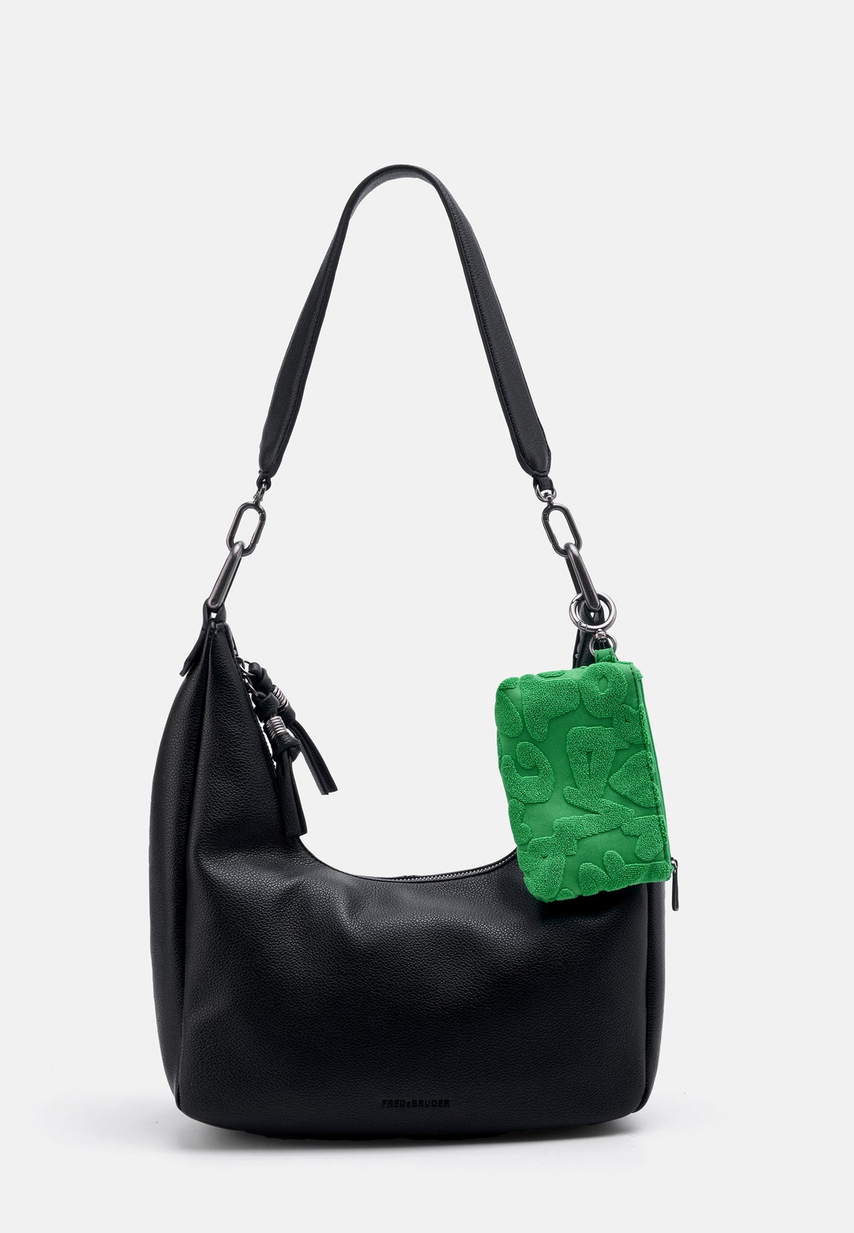 Schwarze Hobo-Handtasche mit abnehmbarem grünem Pouch-Anhänger und Kettenhenkeln