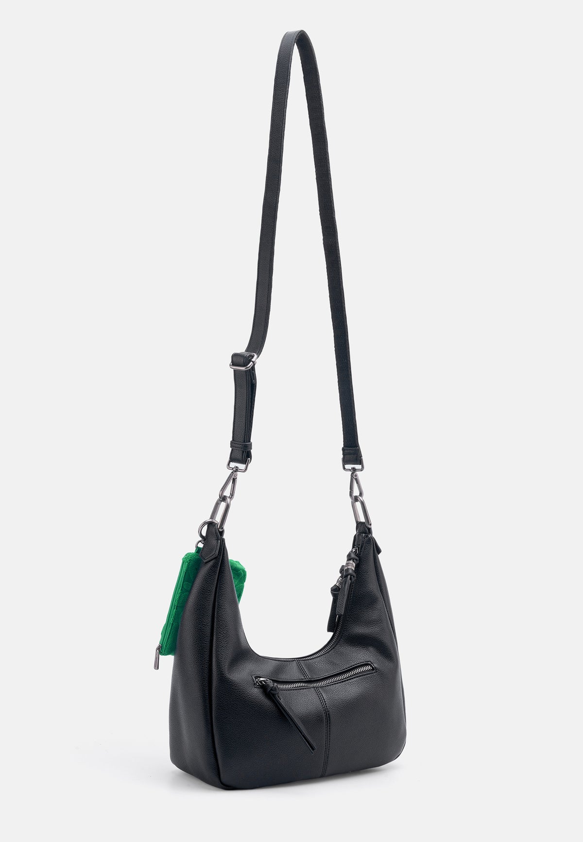Schwarze Hobo-Handtasche mit zwei Kettenhenkeln und grünem Pouch-Anhänger