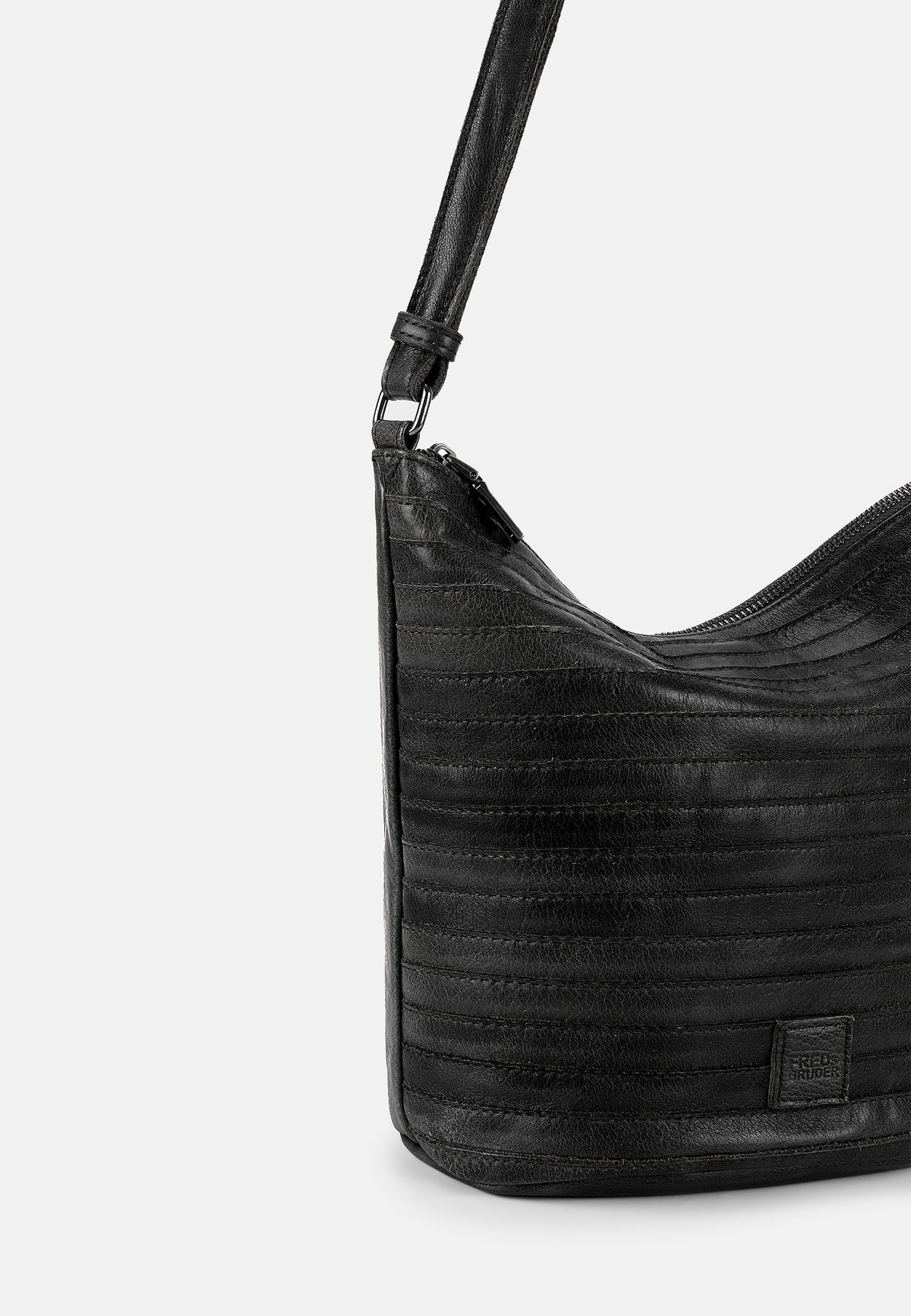 Schwarze Beuteltasche mit Texturstreifen und eckiger Schnalle vorn am Henkel