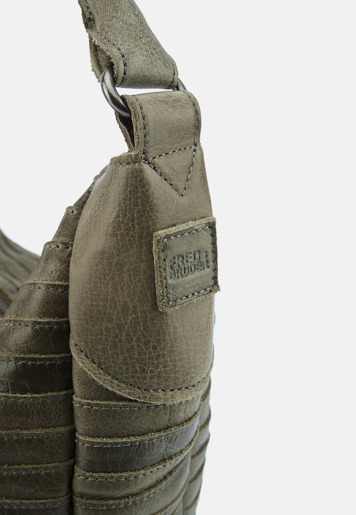 Hobo-Tasche in Olivgrün: Detail am Haken und eingenähtem Markenetikett