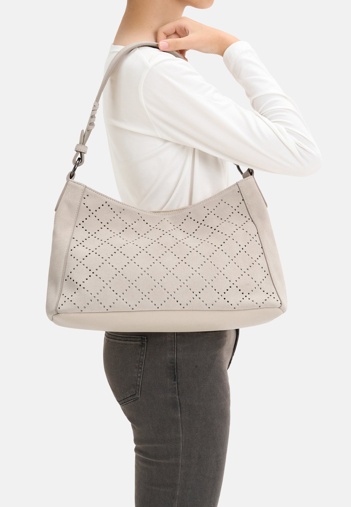 Schultertasche mit Lochmuster in hellem Beige, breite Tragegurte und abnehmbarer Riemen