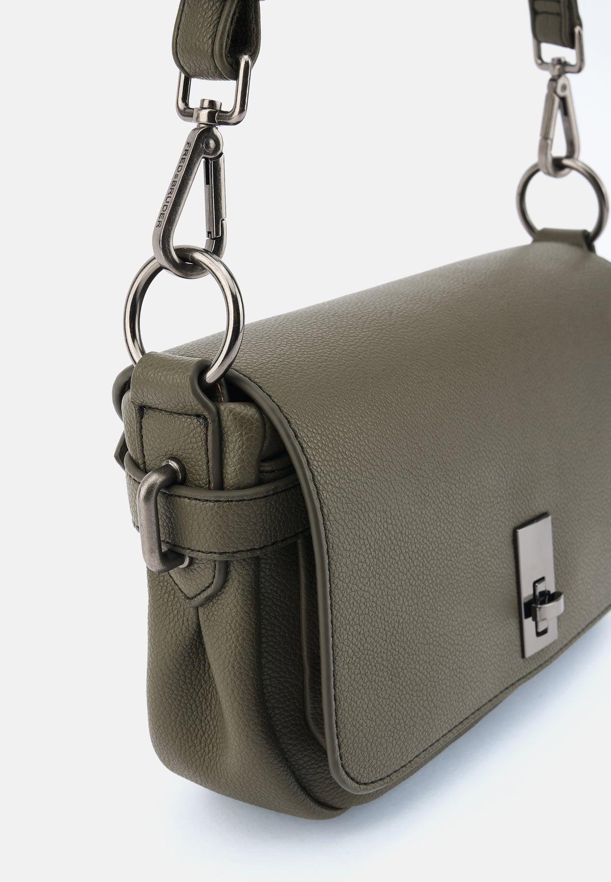 Umhängetasche mit Klappdeckel in khaki-grün, Nahansicht der Beschläge und Kanten