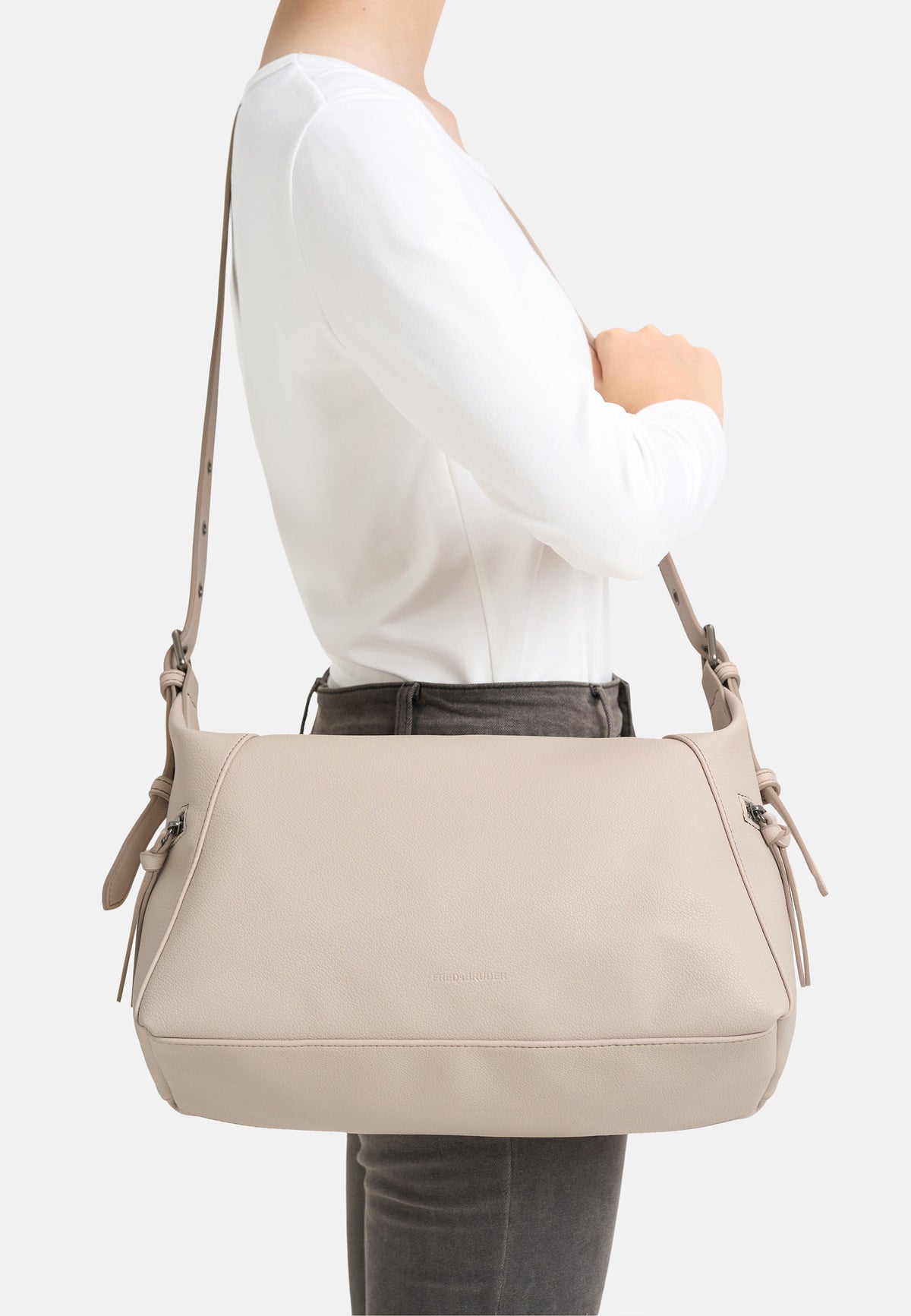 Schultertasche aus Lederimitat in Hellbeige mit Trägern und Fronttasche