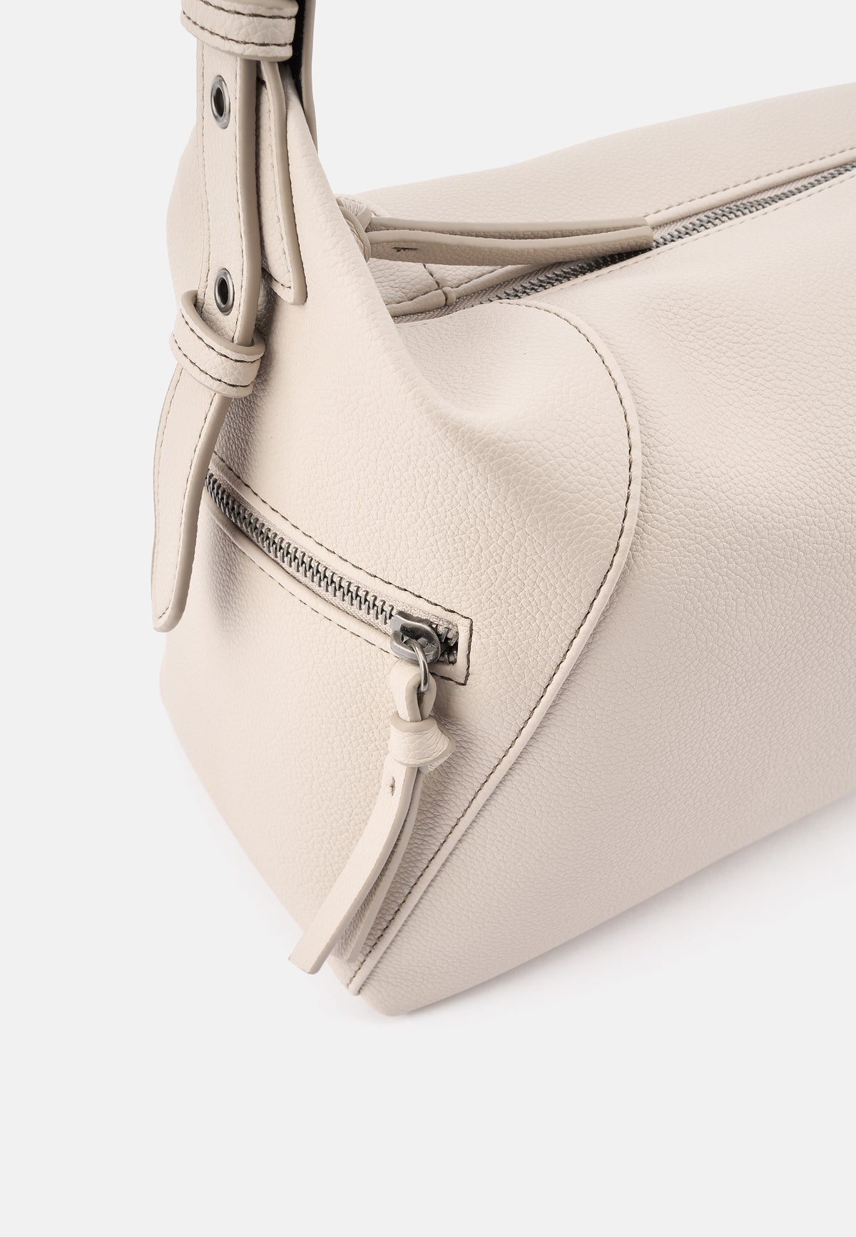 Schultertasche aus Lederimitat in Hellbeige, Detailansicht mit Zipper und seitlichem Fach