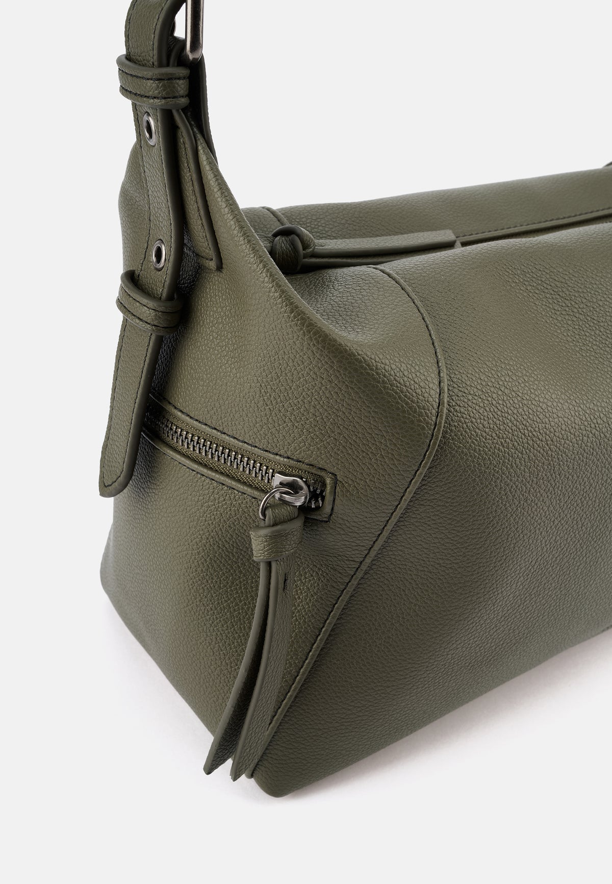 Schultertasche aus Lederimitat in Olivgrün, Detailansicht mit Zipper und Seitentasche