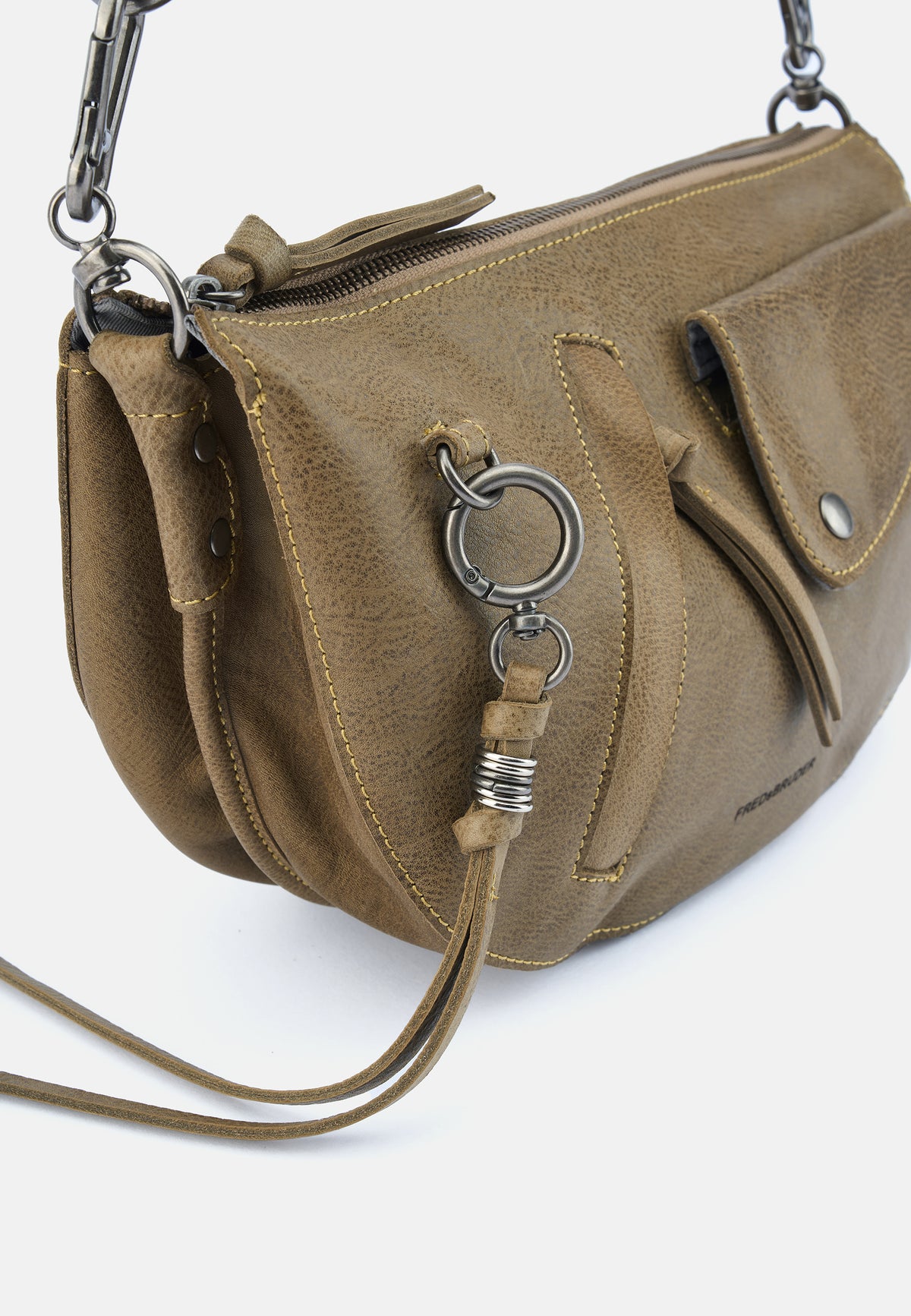 Nahaufnahme khakifarbene Tasche mit Metallring, Quaste und Reißverschlussfach.