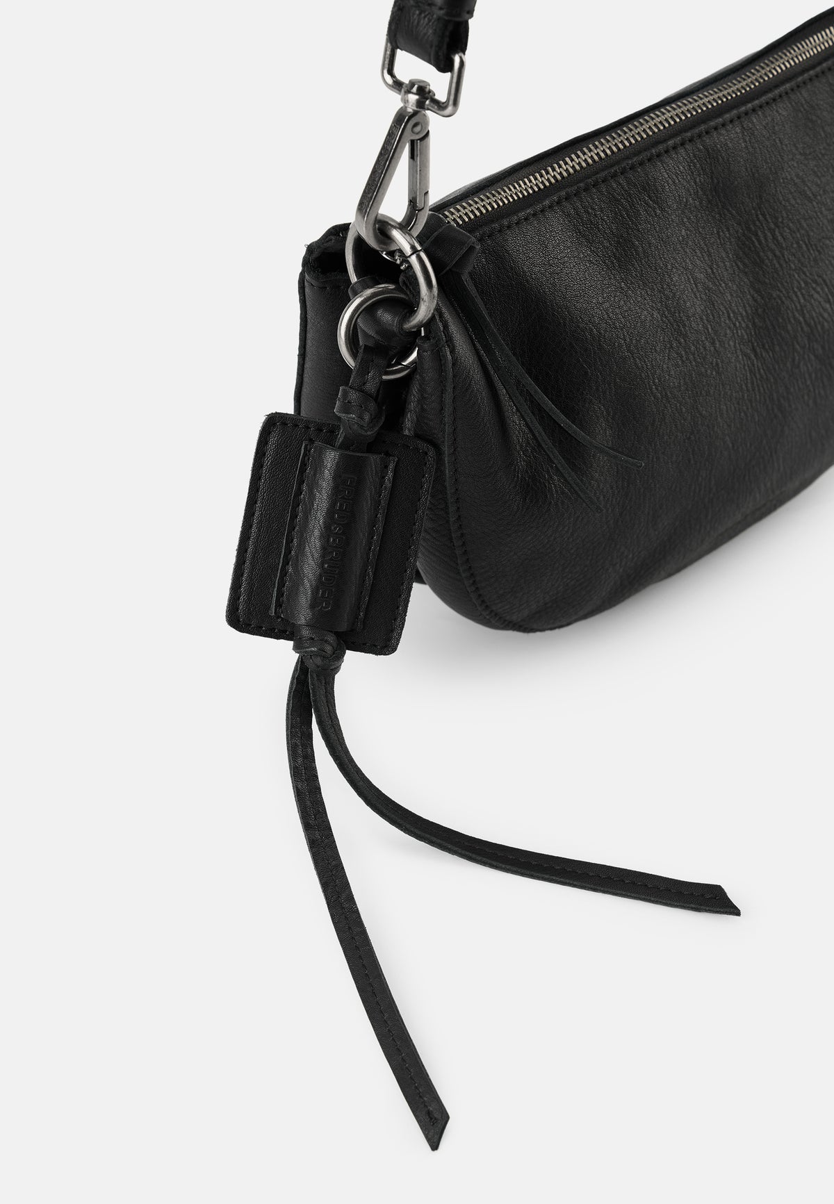 Schwarze Halbmond-Tasche: Metallösen am Riemen, befestigtes Quasten-Detail, Lederoptik.