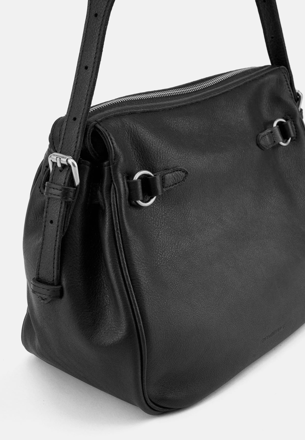 Schwarze Schultertasche seitlich, mit Schnallen, Steckverschluss und Reißverschluss oben