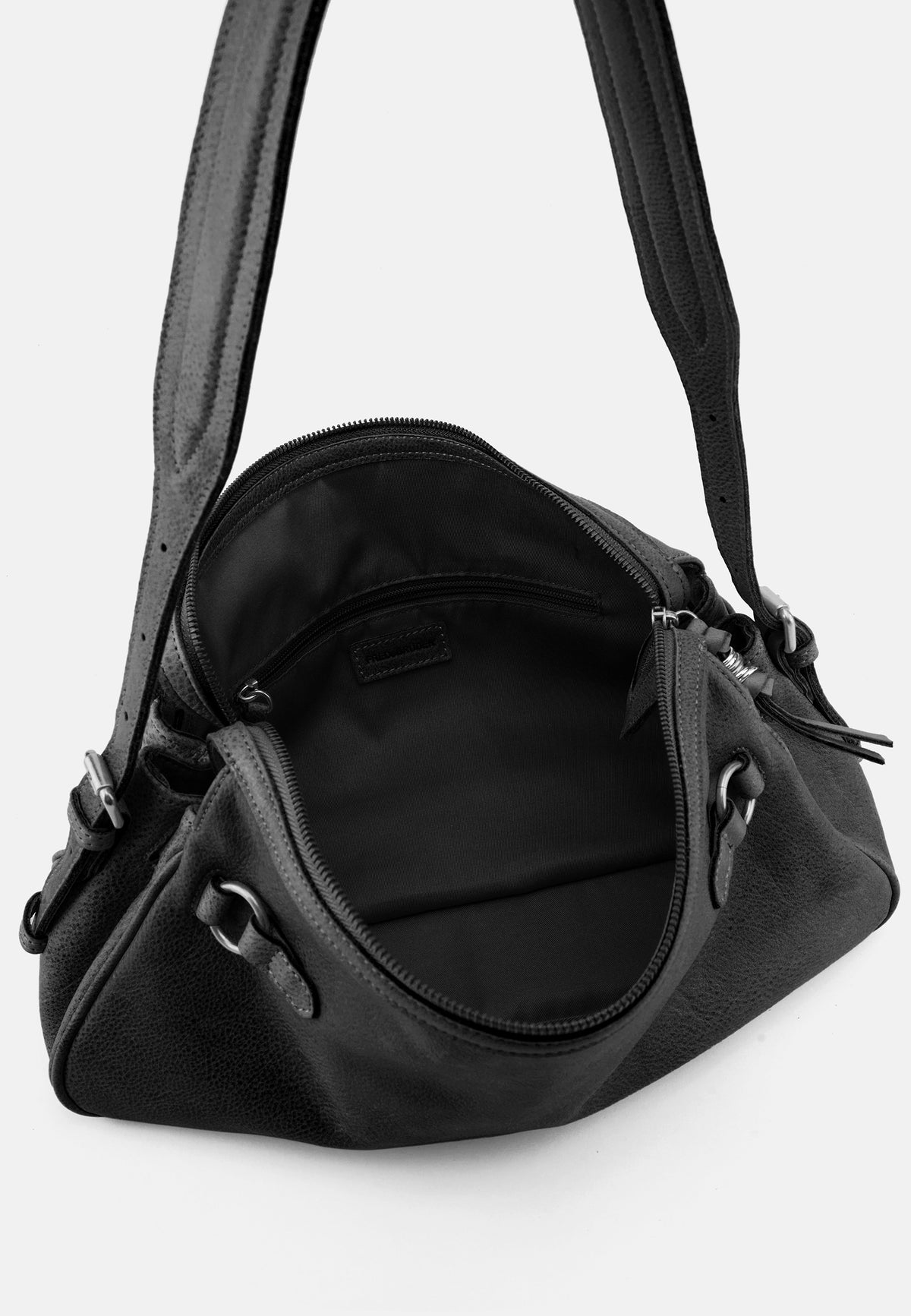Schultertasche mit geöffnetem Innenraum, Reißverschluss und seitlichen Taschen.