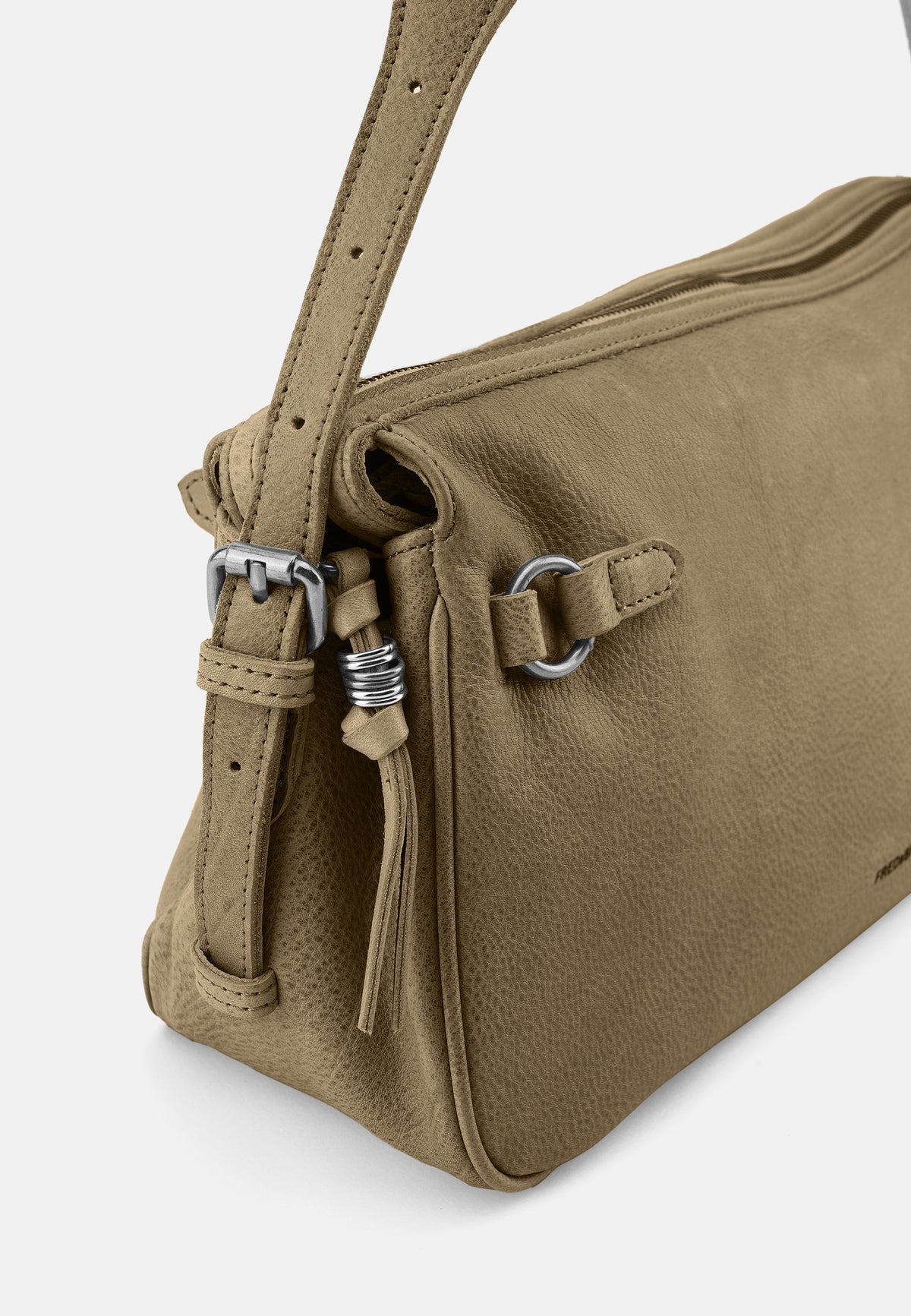 Detail: Beige Schultertasche mit Riemen, Schnalle und Quaste am Seitenbereich.